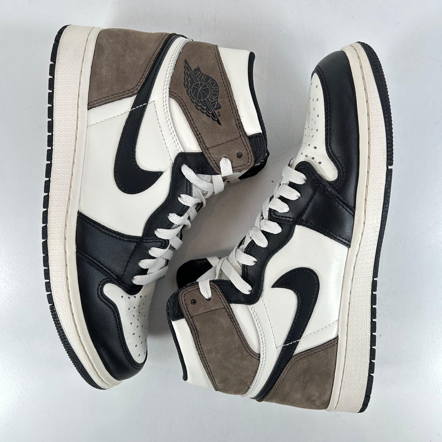 555088 105 Jordan 1 Mocha [USED] - 9.5 M (Used3)