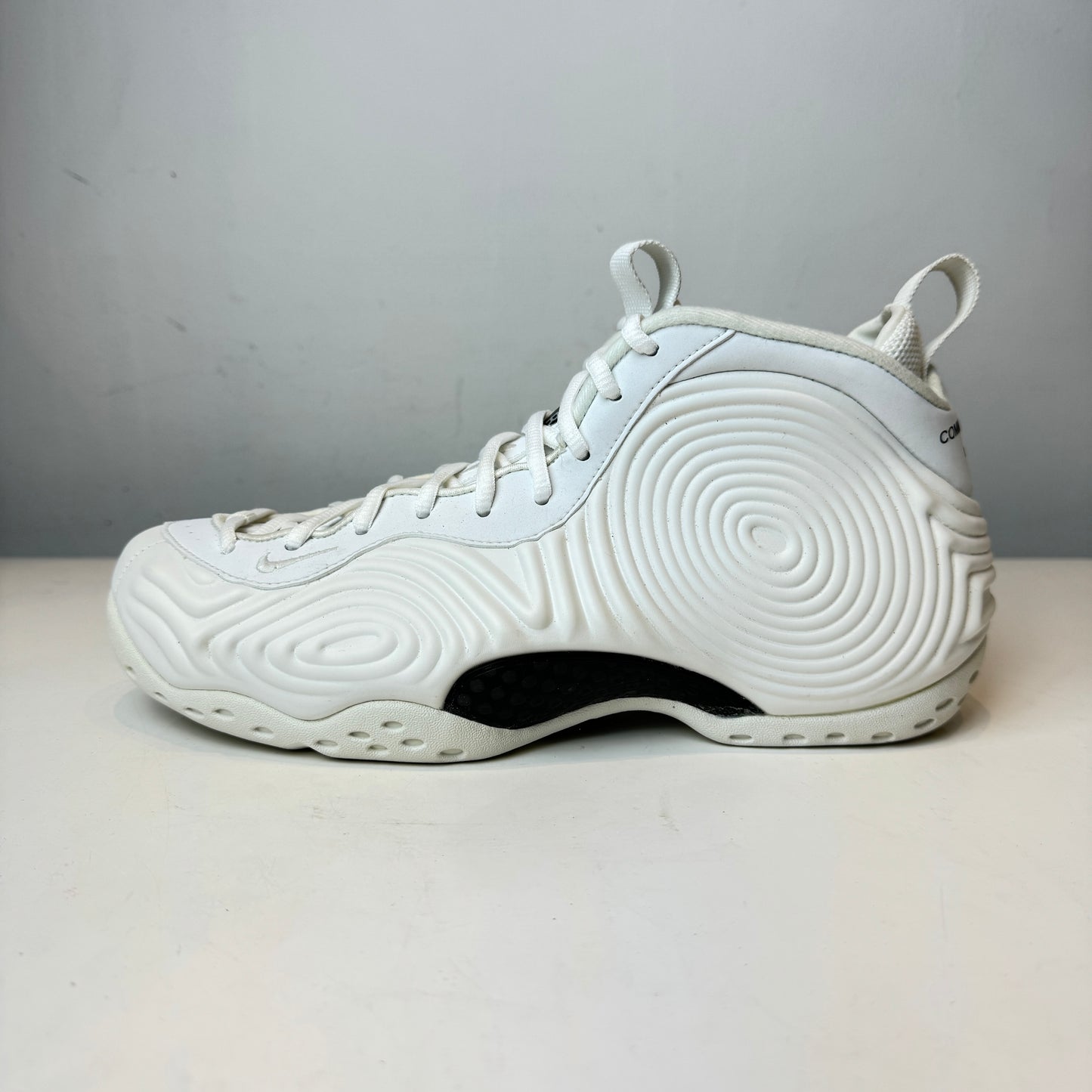 DJ7952 100 Nike Air Foamposite Uno CDG Blanco