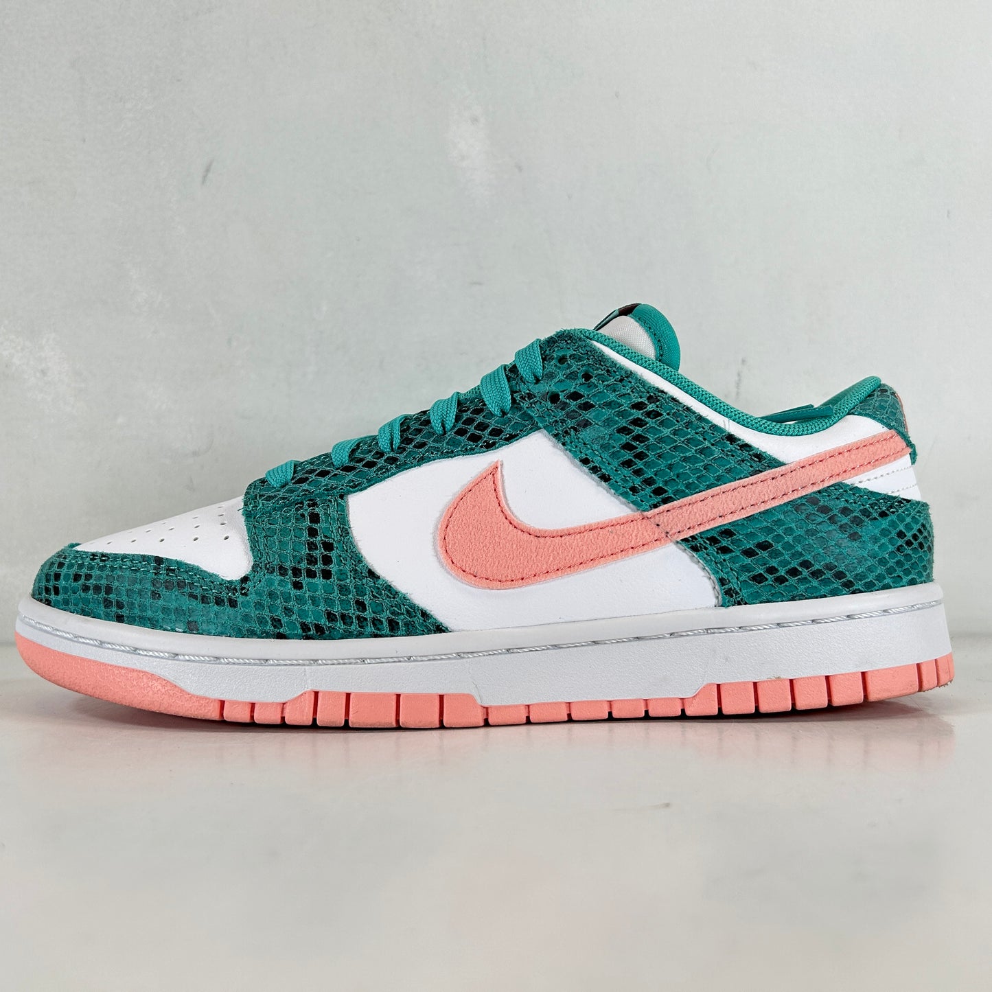 DR8577 300 Nike Dunk Low Snakeskin Washed Teal Bleached Coral [USED] - 7 W (Used)