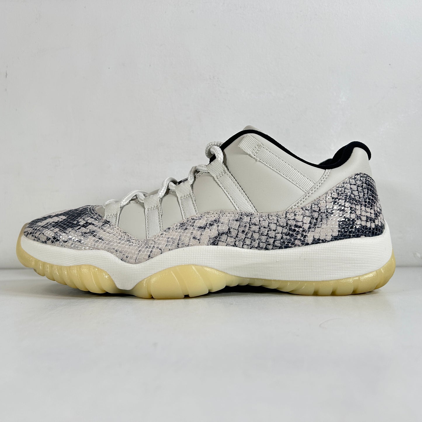 CD6846 002 Jordan 11 Retro Low Snake Light Bone [USED] - 10.5 M (Used)