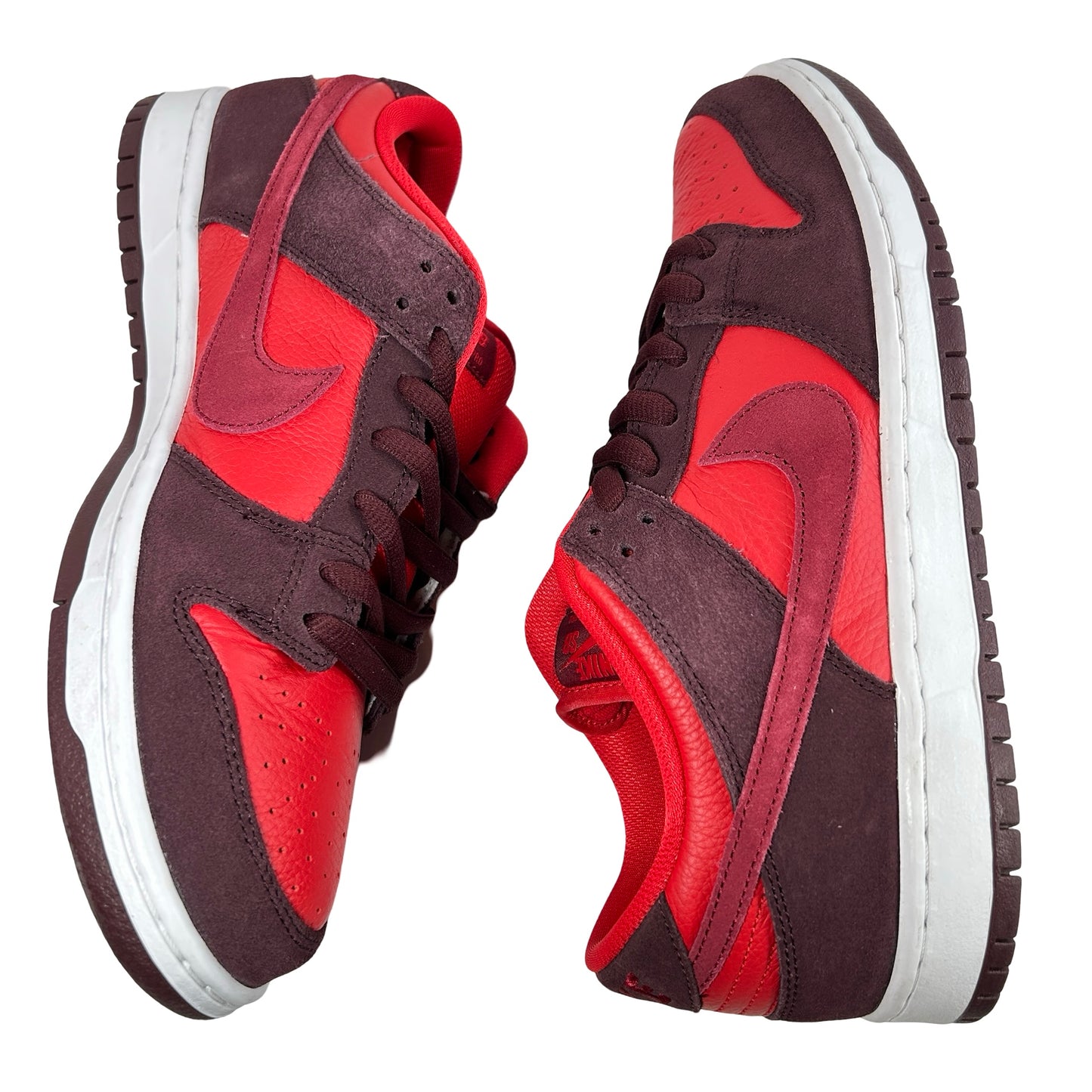 DM0807 600 Nike SB Dunk Low Cherry [USED] - 10 M (Used)