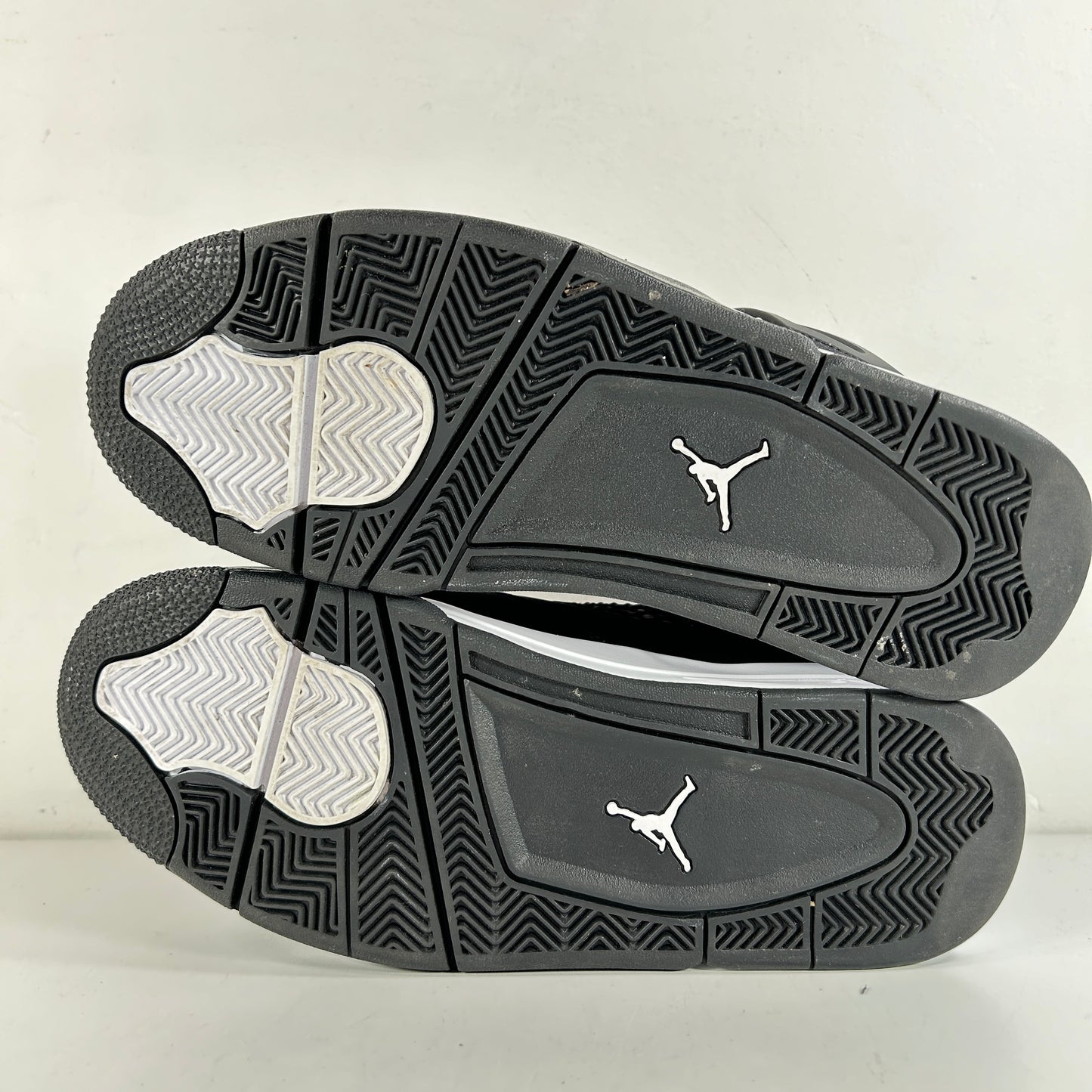 FQ8138 001  Jordan 4 Retro White Thunder [USED] - 10 M (Used2)