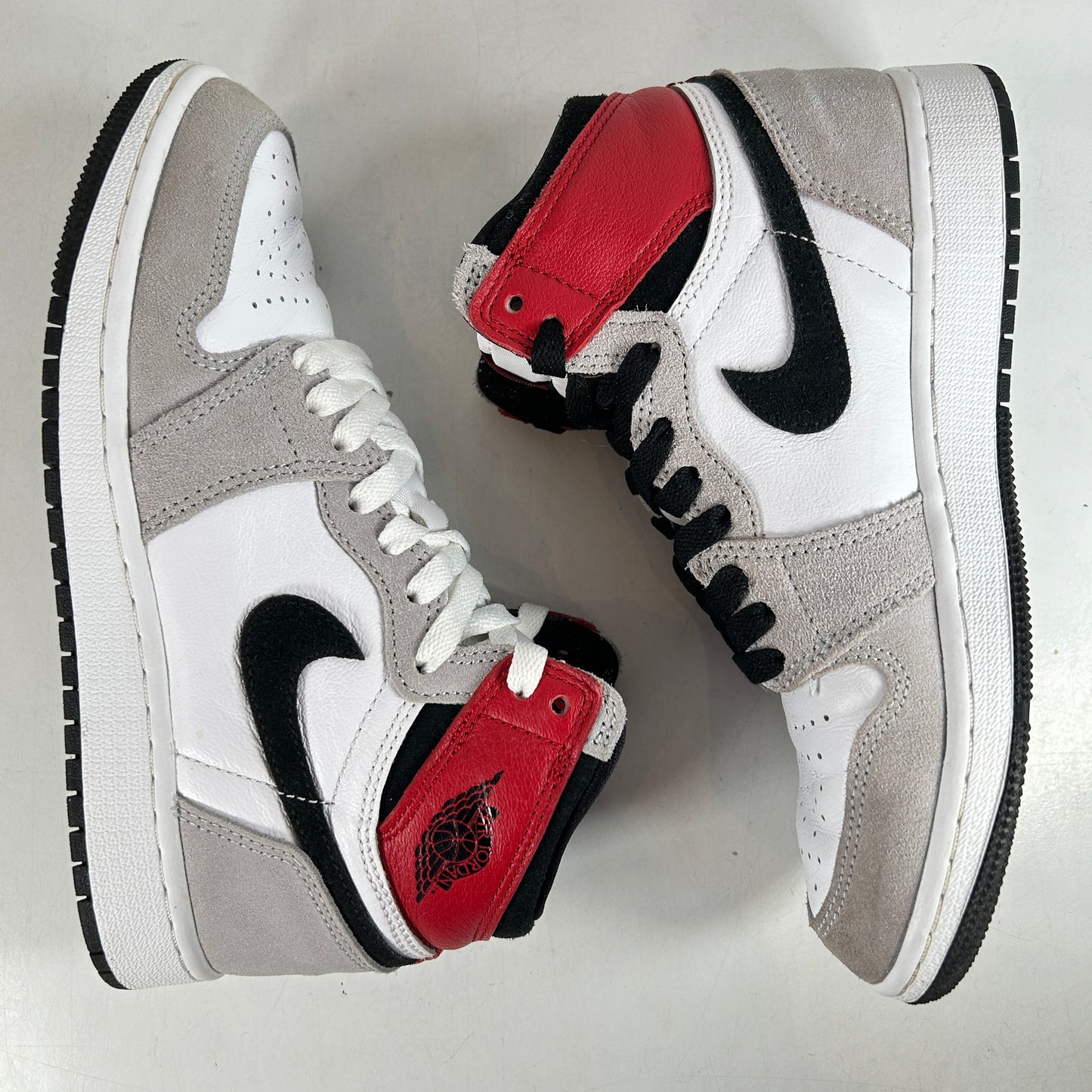 575441 126 Jordan 1 Retro High Light Smoke Grey (GS) [USED] - 4 Y (Used)