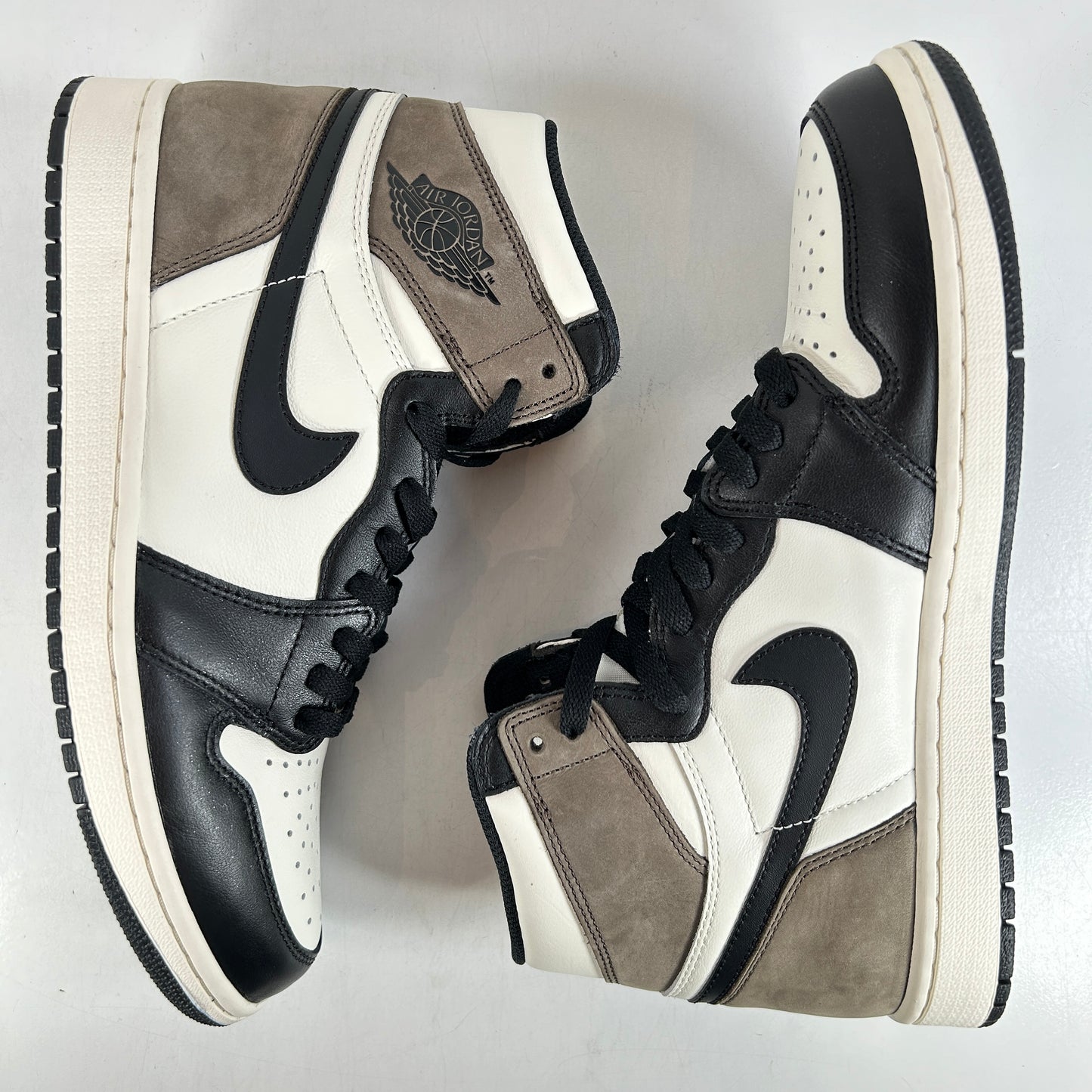 555088 105 Jordan 1 Mocha [USED] - 10 M (VNDS)