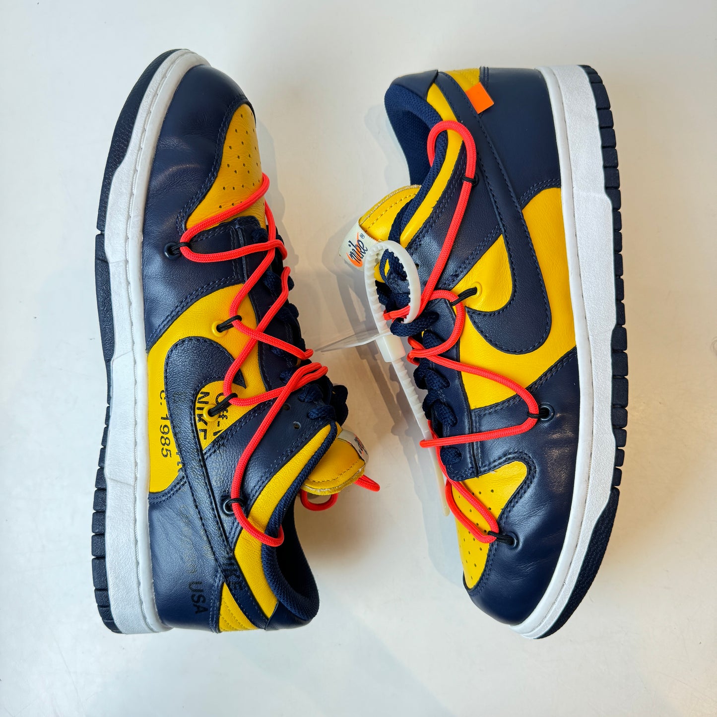 CT0856 700 Dunk Low Off-White University Gold [USED] - 10 M (Used)
