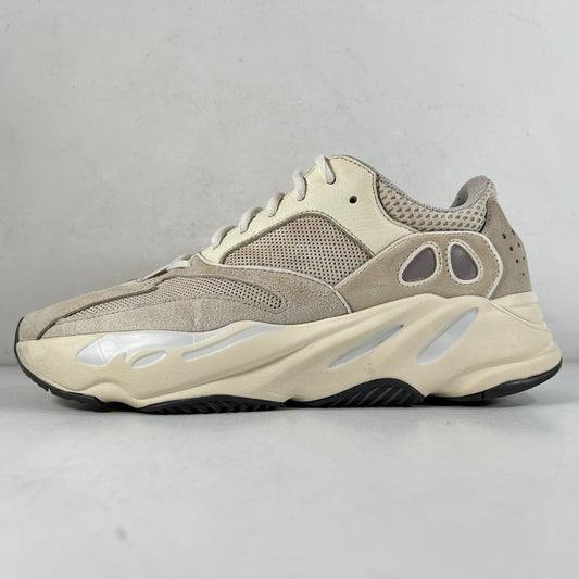 EG7596 adidas Yeezy Boost 700 Analógico