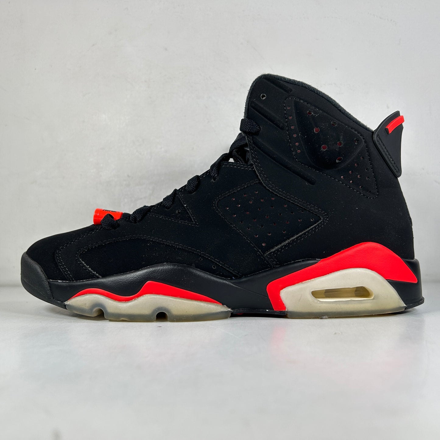 384664 060 Jordan 6 Retro Black Infrared (2019) [USED] - 9 M (Used)