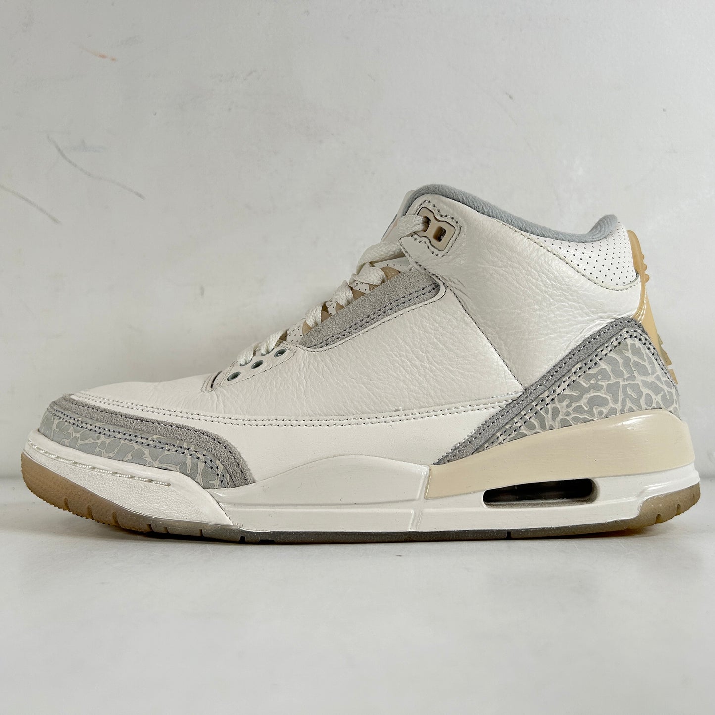 FJ9479 100 Jordan 3 Retro Craft Ivory [USED] - 8 M (Used)