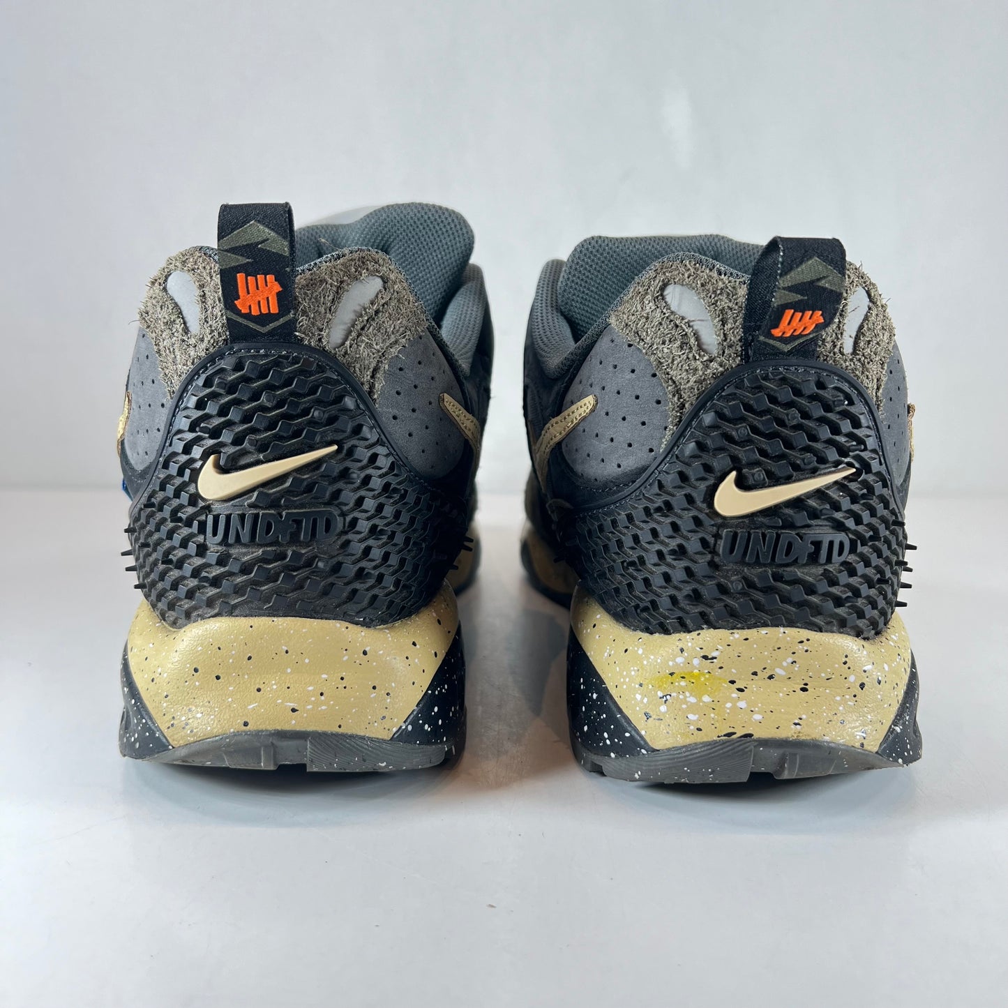 FN7546 300 Undefeated x Air Terra Humara 'Cargo Khaki' [USED] - 12 M (Used)