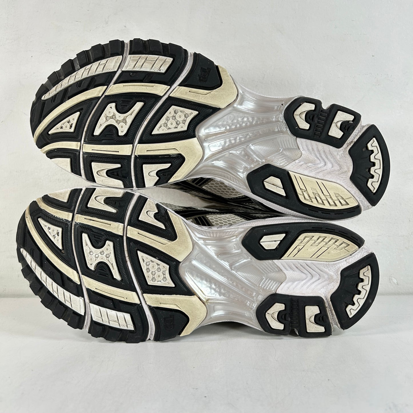 1201A019 108 ASICS Gel-Kayano 14 Crema Negro Metálico Ciruela