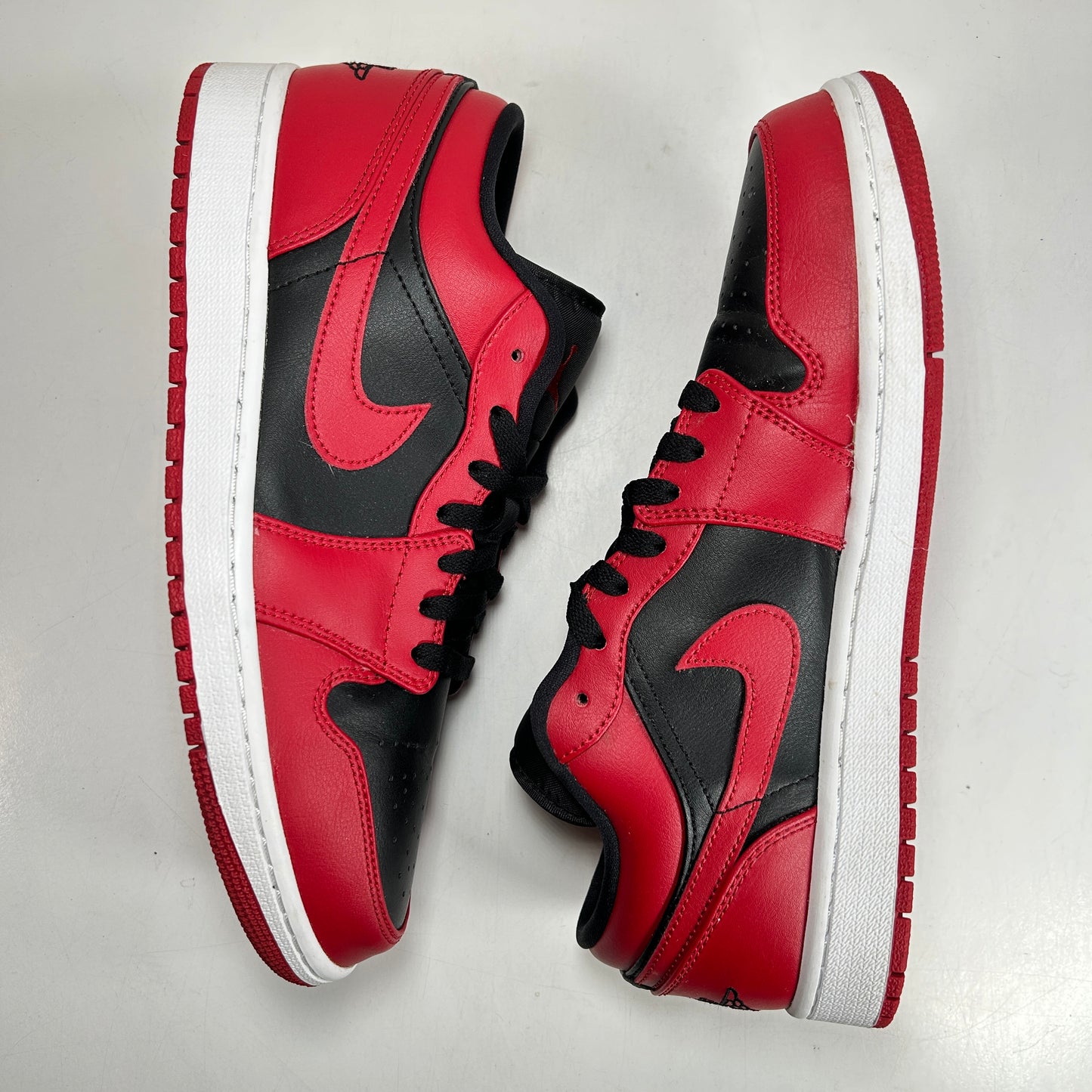 553558 606 Jordan 1 Low Reverse Bred [USED] - 10 M (Used)