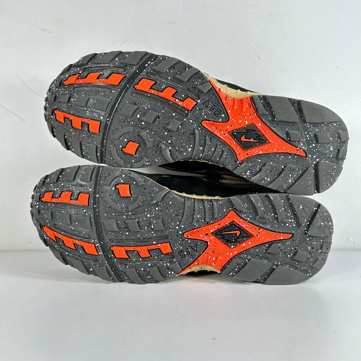 FN7546 300 Undefeated x Air Terra Humara 'Cargo Khaki' [USED] - 11.5 M (VNDS)