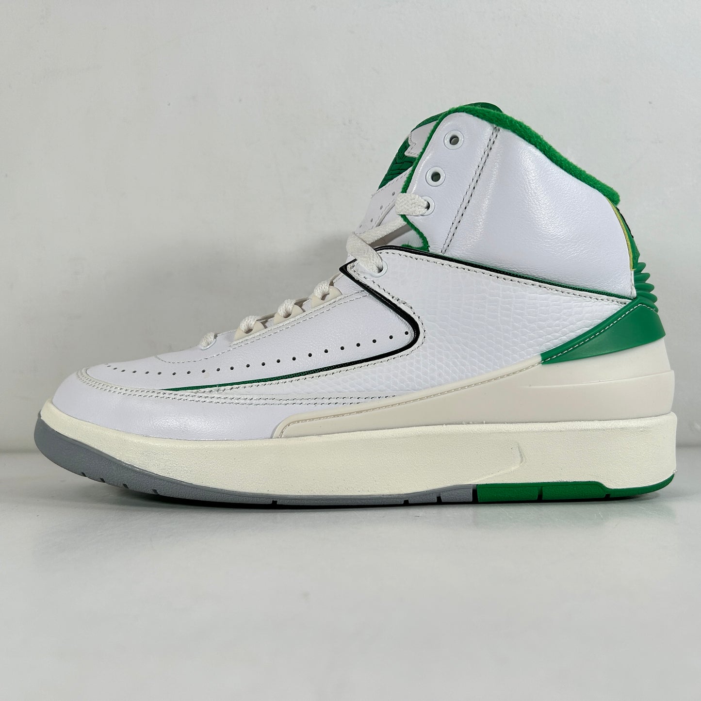 DR8884 103 Jordan 2 Retro Lucky Green - 8.5 M (Used3)