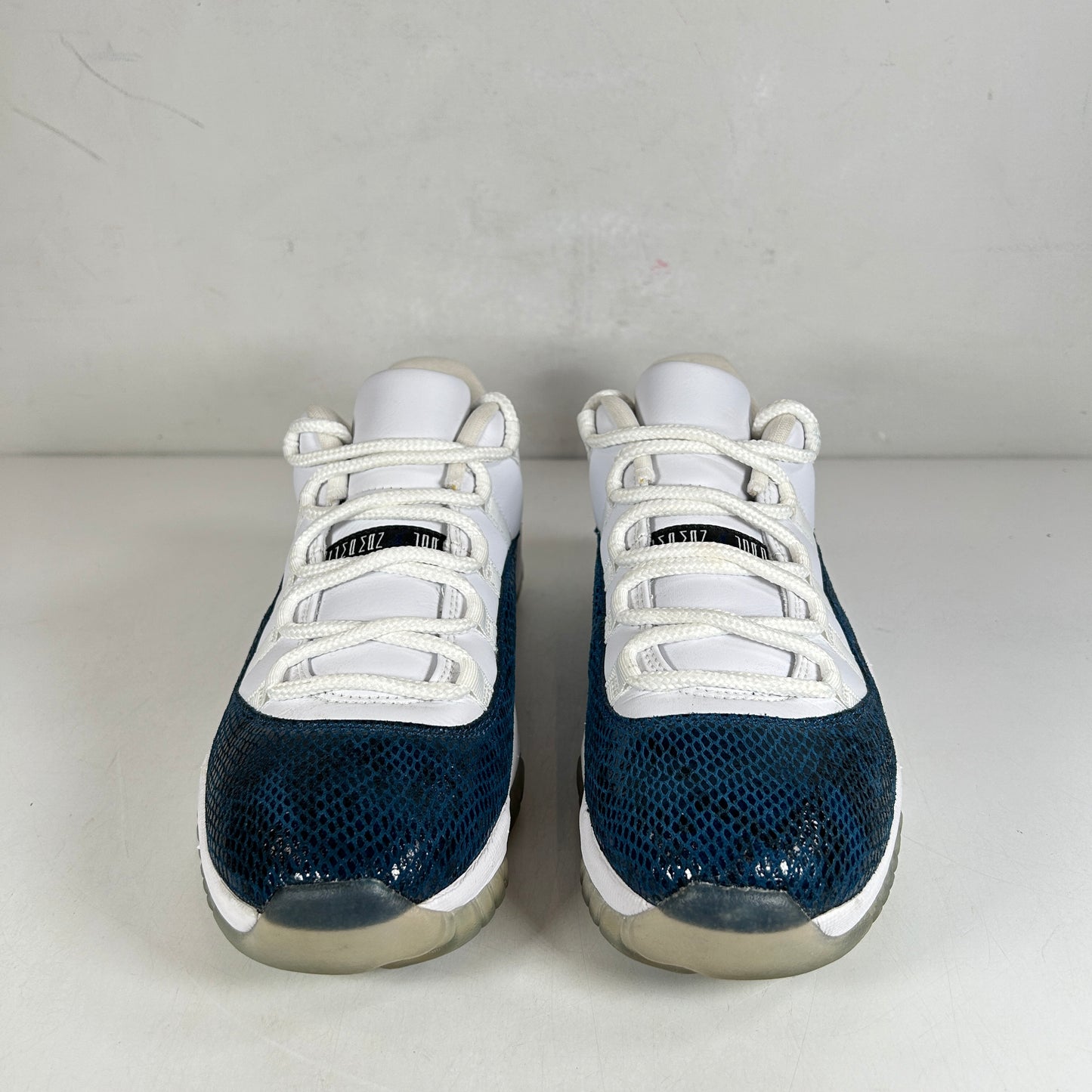 CD6846 102 Jordan 11 Retro Low Snake Navy (2019) [USED] - 8.5 M (Used)