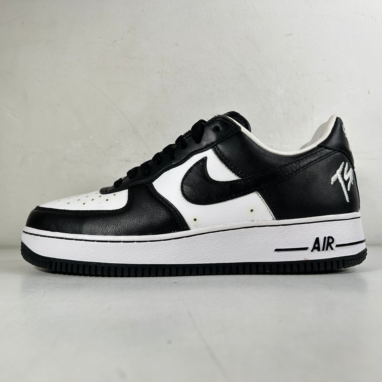 FJ5756 100 Nike Air Force 1 Low QS Terror Squad Blackout [USED] - 9.5 M (Used)