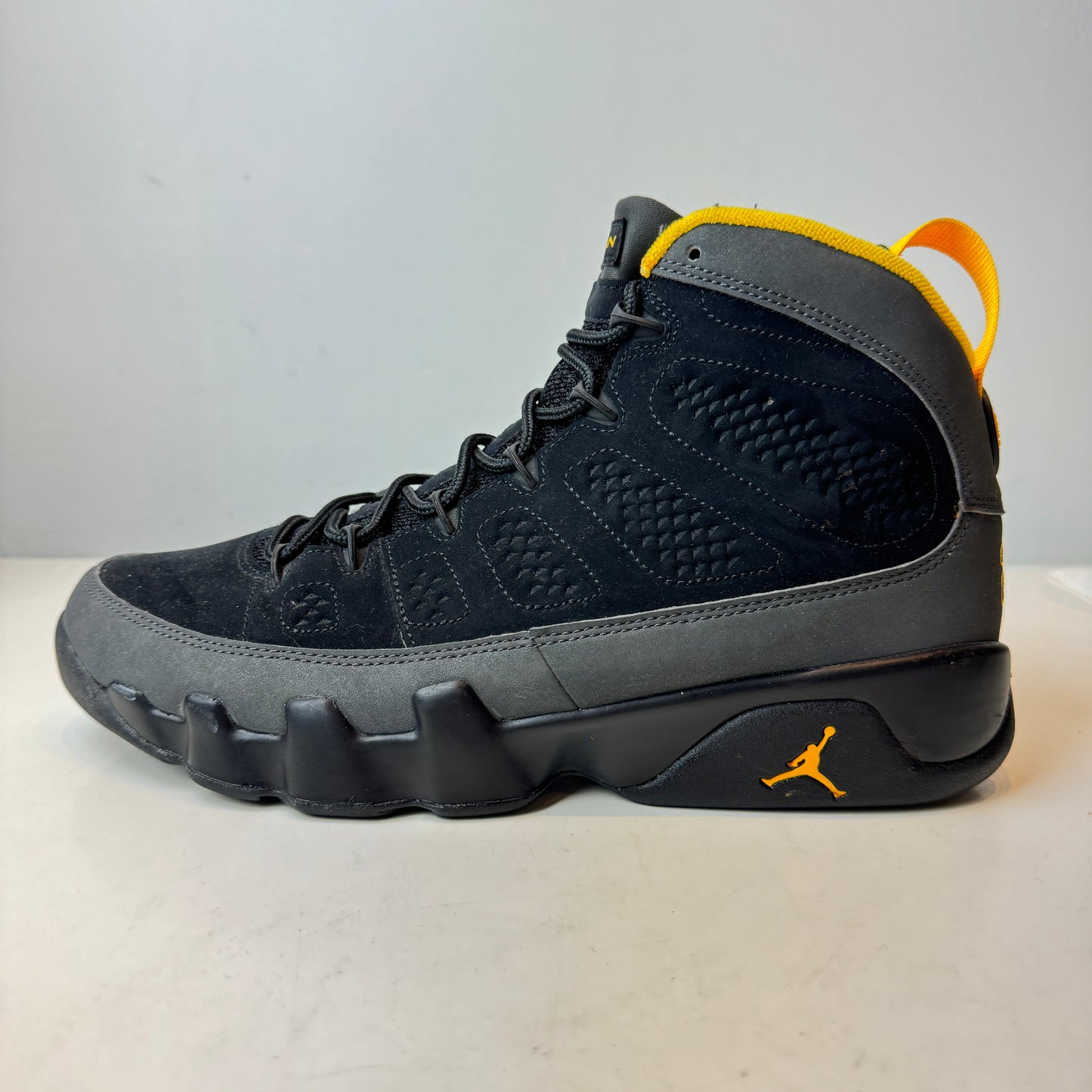 CT8019 070 Jordan 9 Retro Dark Charcoal University Gold [USED] - 10 M (Used)