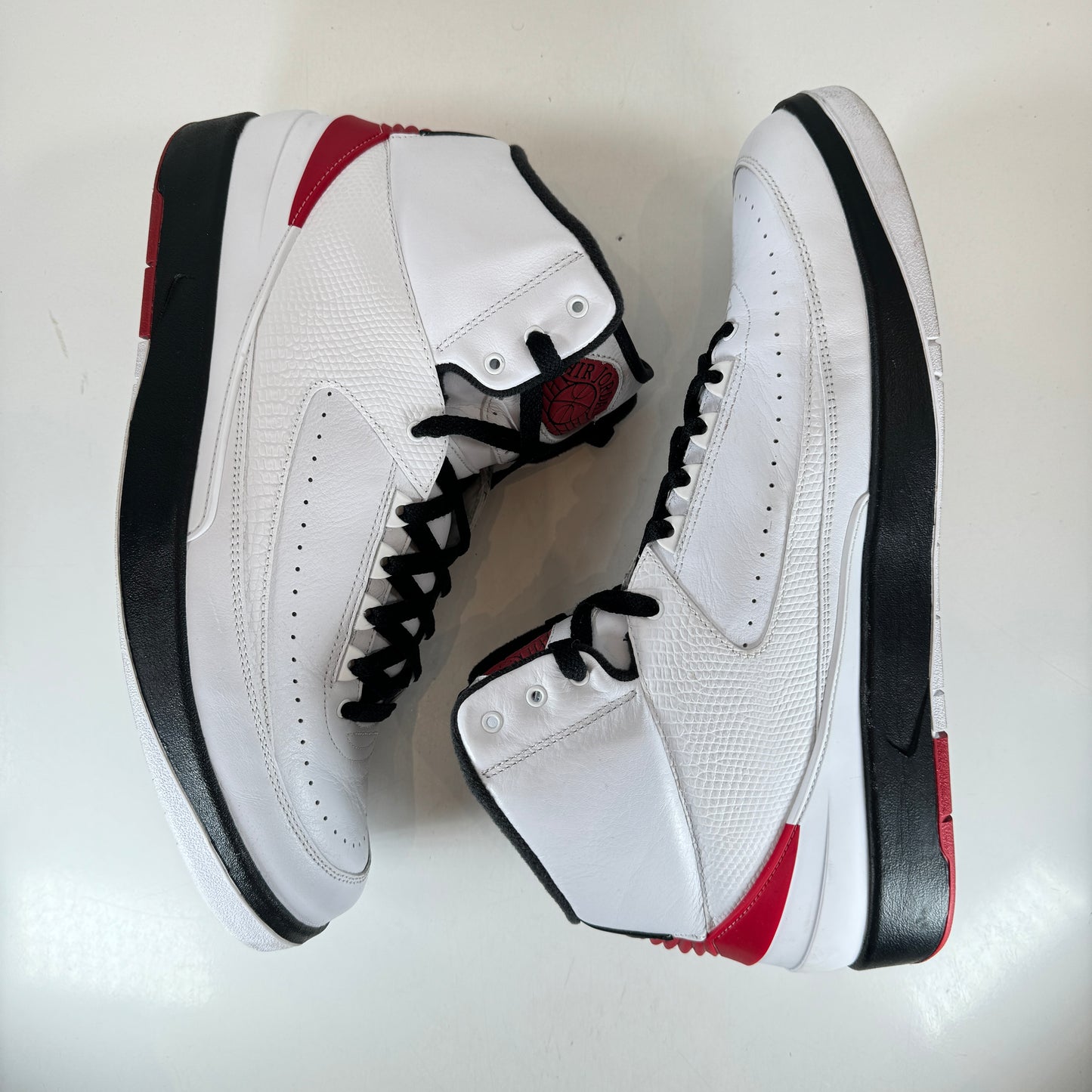 DX2454 106 Jordan 2 Retro OG Chicago (2022) [USED] - 15 M (Used)