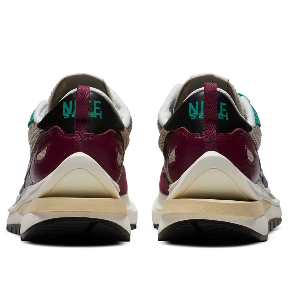 DD3035 200 Nike Vaporwaffle sacai Villain Red Neptune Green