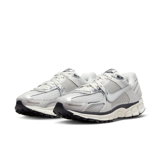 FD0884 025 Nike Zoom Vomero 5 Photon Dust Metálico Plata W