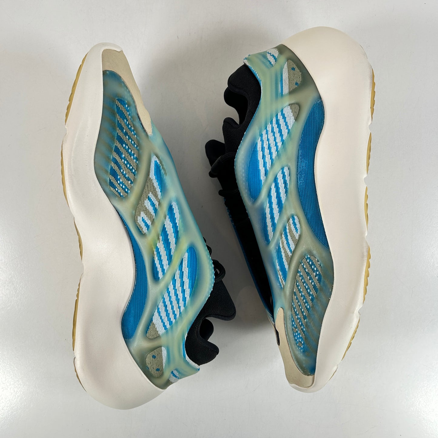 G54850 adidas Yeezy 700 V3 Arzareth [USED] - 10.5 M (Used)