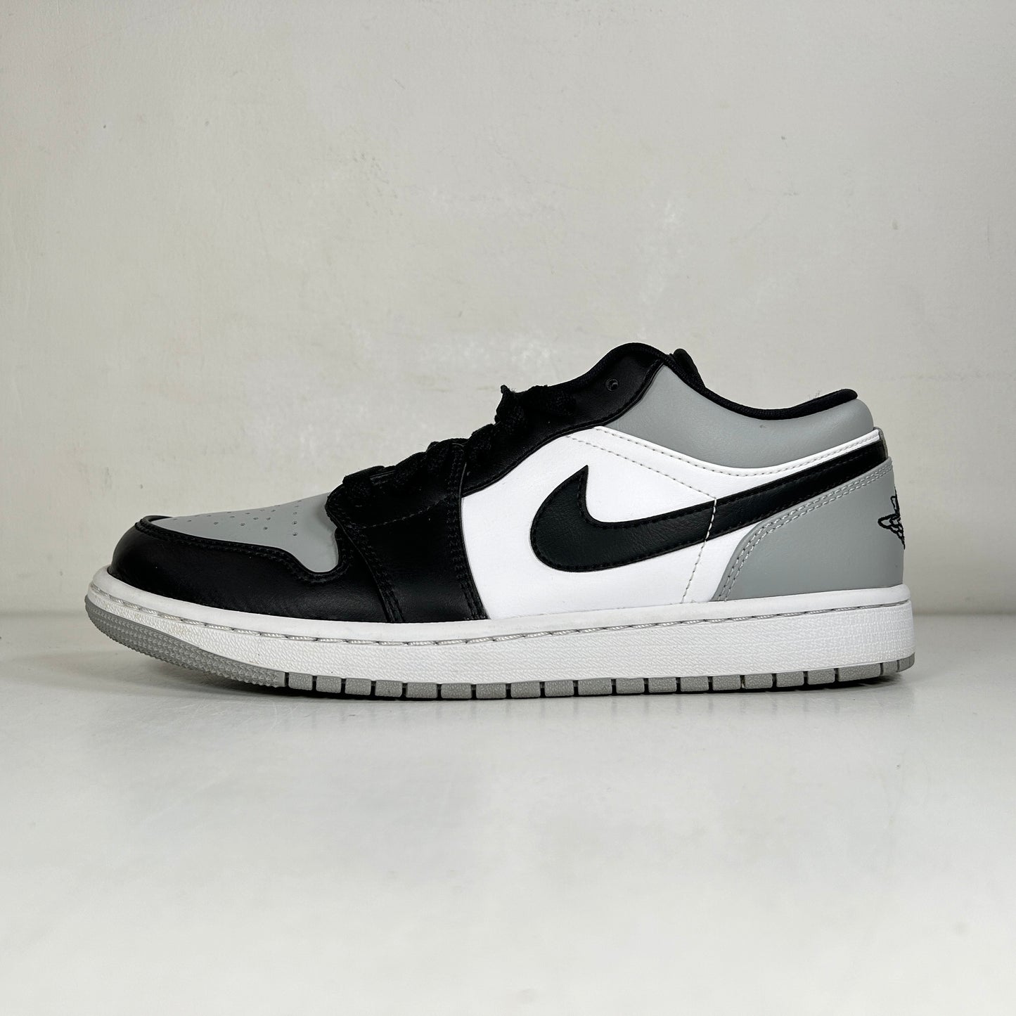 553558 052 Jordan 1 Low Shadow Toe [USED] - 8.5 M (Used)