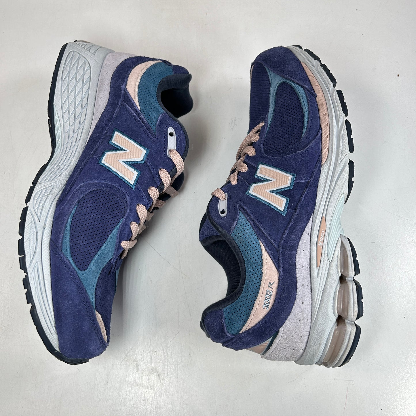 M2002RG New Balance 2002R Crema Claro Púrpura