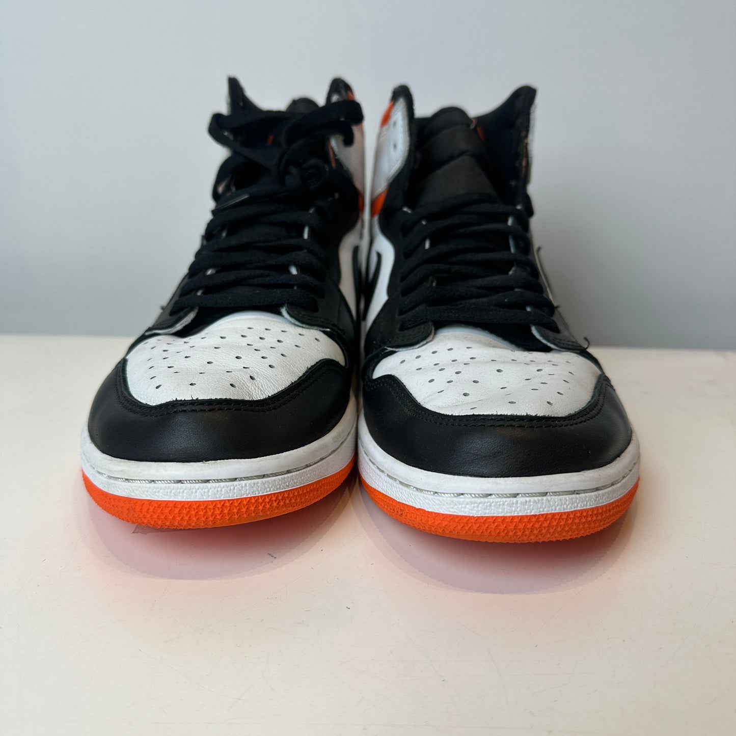 555088 180 Jordan 1 Retro High Electro Orange [USED] - 12 M (Used) (No box)