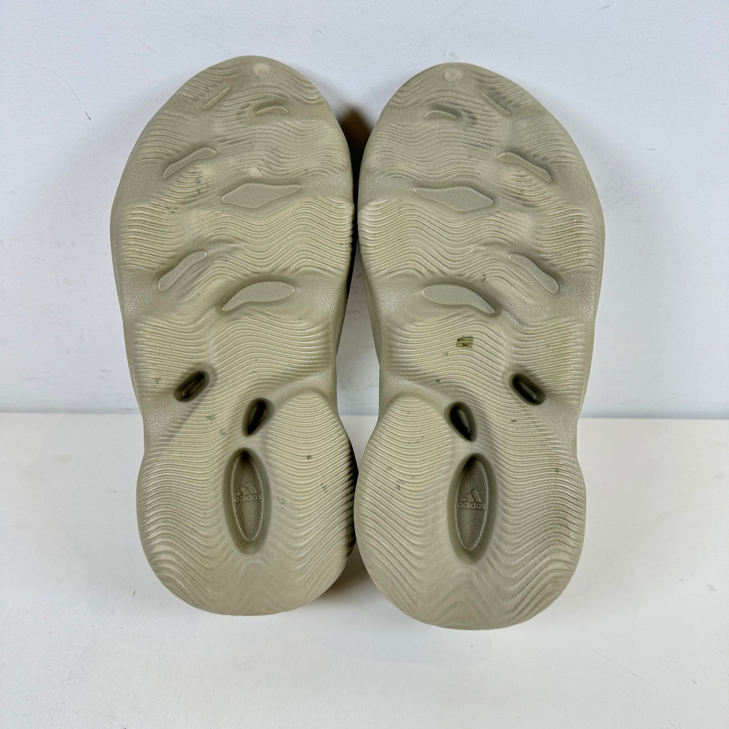 GV6840 Adidas Yeezy Foam RNR Stone Salt [USED] - 8 M (Used)