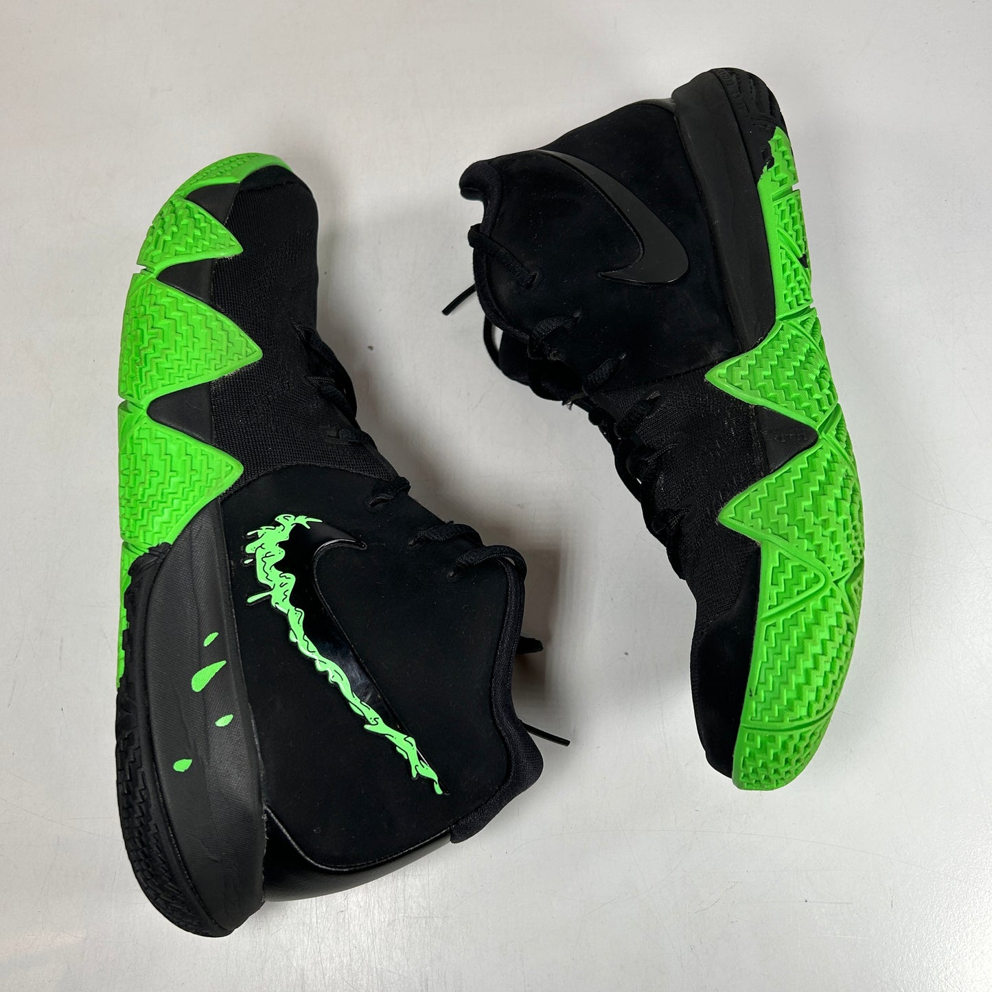943806 012 Nike Kyrie 4 Halloween [USED] - 9.5 M (Used) (No Box)