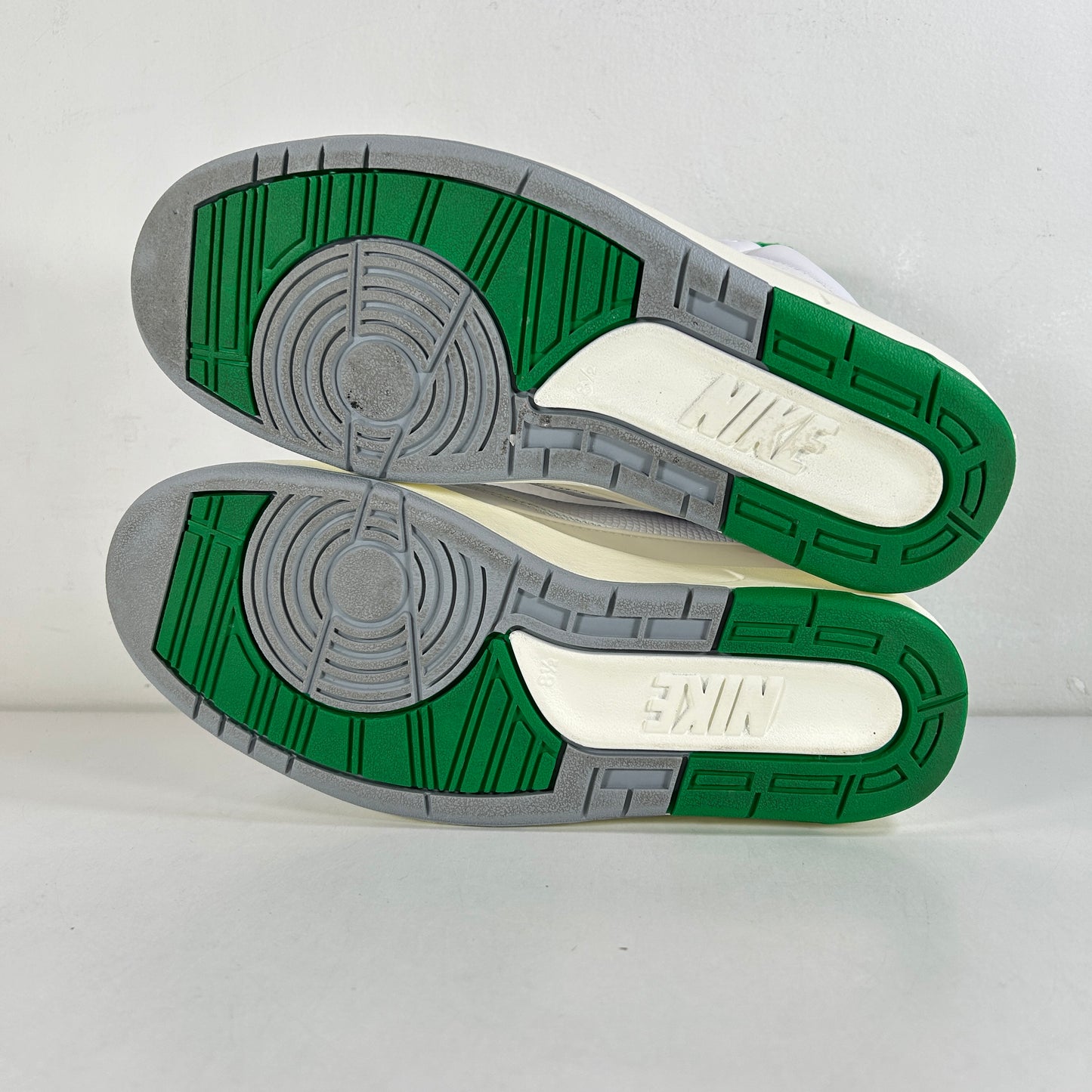 DR8884 103 Jordan 2 Retro Lucky Green - 8.5 M (Used3)