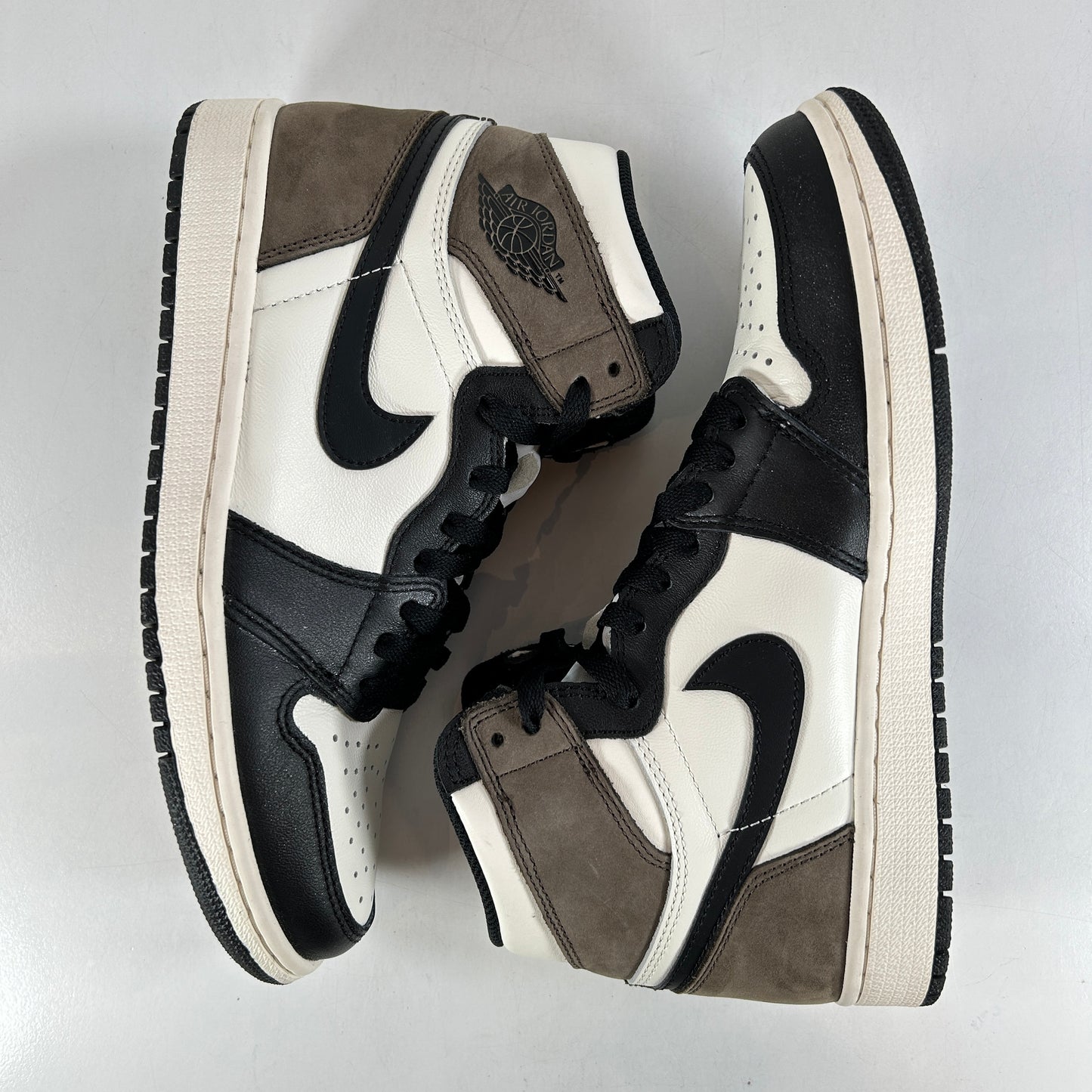 555088 105 Jordan 1 Mocha [USED] - 8.5 M (Used)