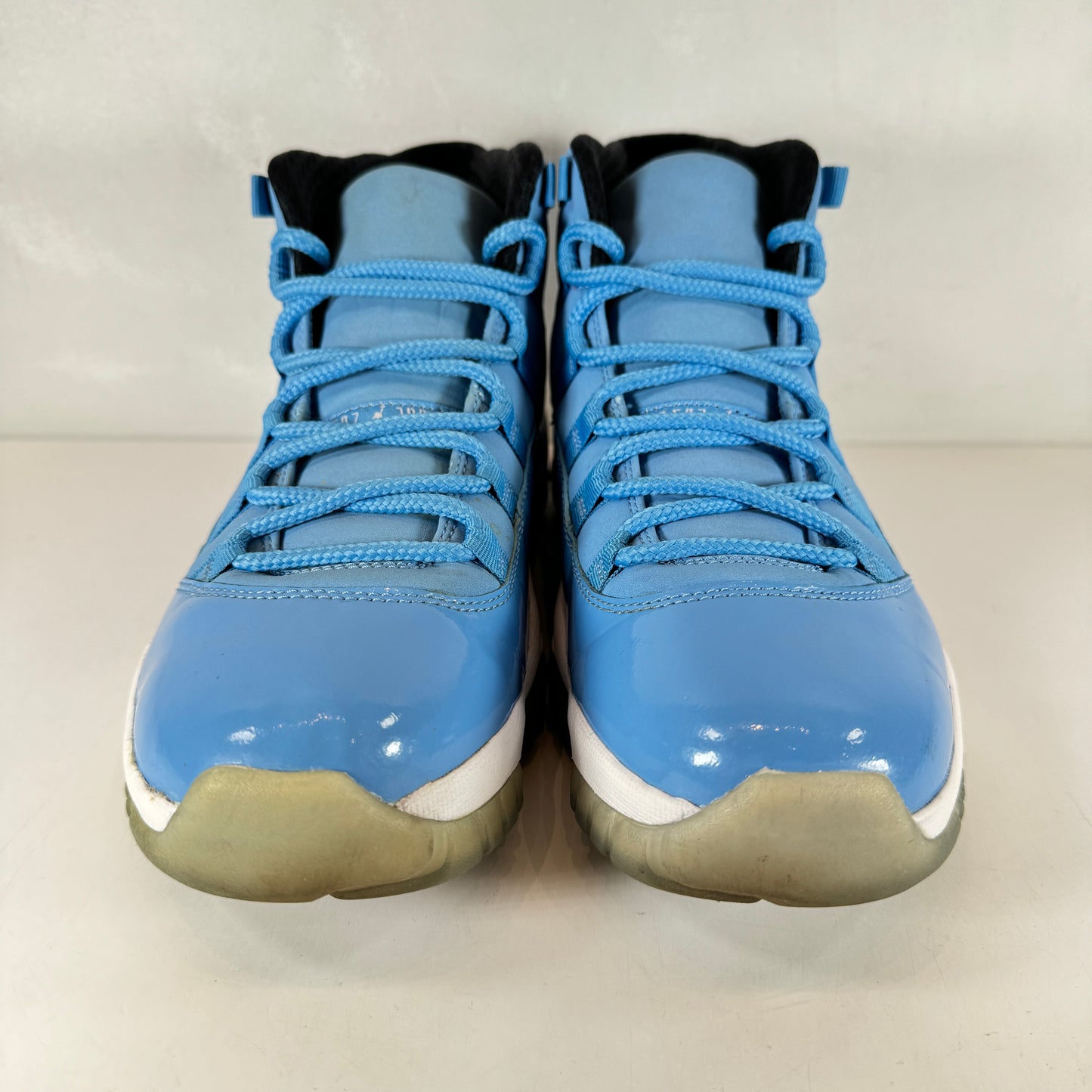 689479 405 Jordan 11 Retro Pantone [USED] - 8.5 M (Used) (Replace Box)