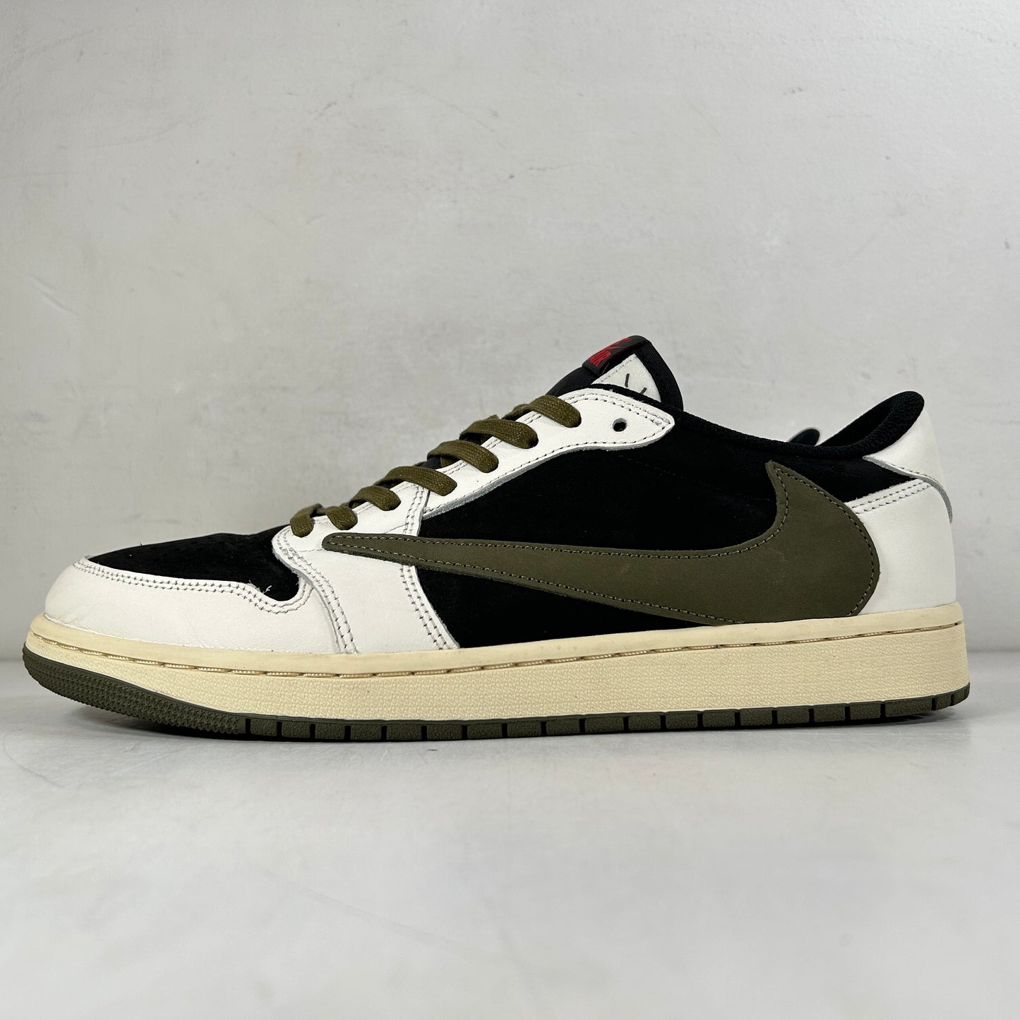 DZ4137 106 Jordan 1 Retro Low OG SP Travis Scott Olive (W) [USED] - 12 W (Used)