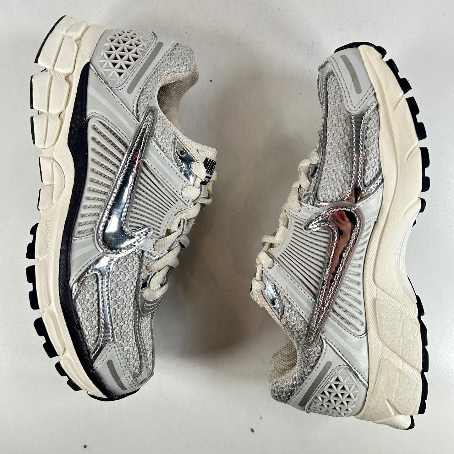 FD0884 025 Nike Zoom Vomero 5 Photon Dust Metallic Silver W [USED] - 7.5 W (Used)