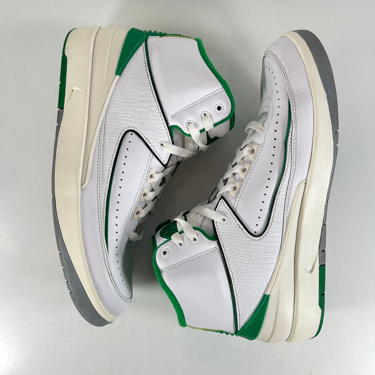 DR8884 103 Jordan 2 Retro Lucky Green - 9.5 M (Used)