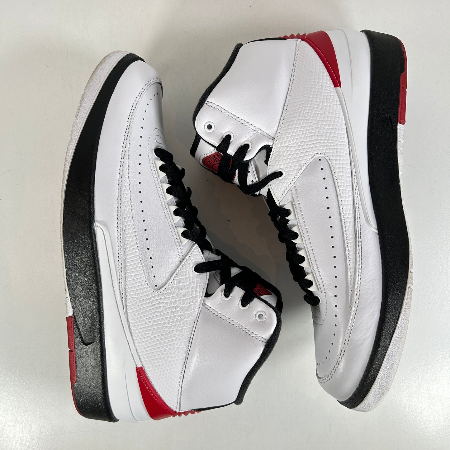 DX2454 106 Jordan 2 Retro OG Chicago (2022) [USED] - 10.5 M (Used2)