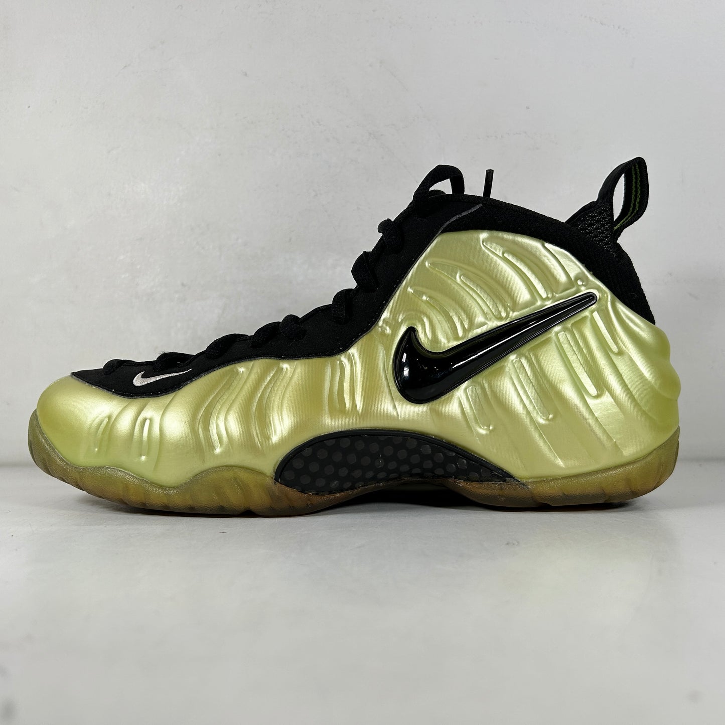 624041 300 Nike Air Foamposite Pro Electric Green [USED] - 9.5 M (Used) (No Box)