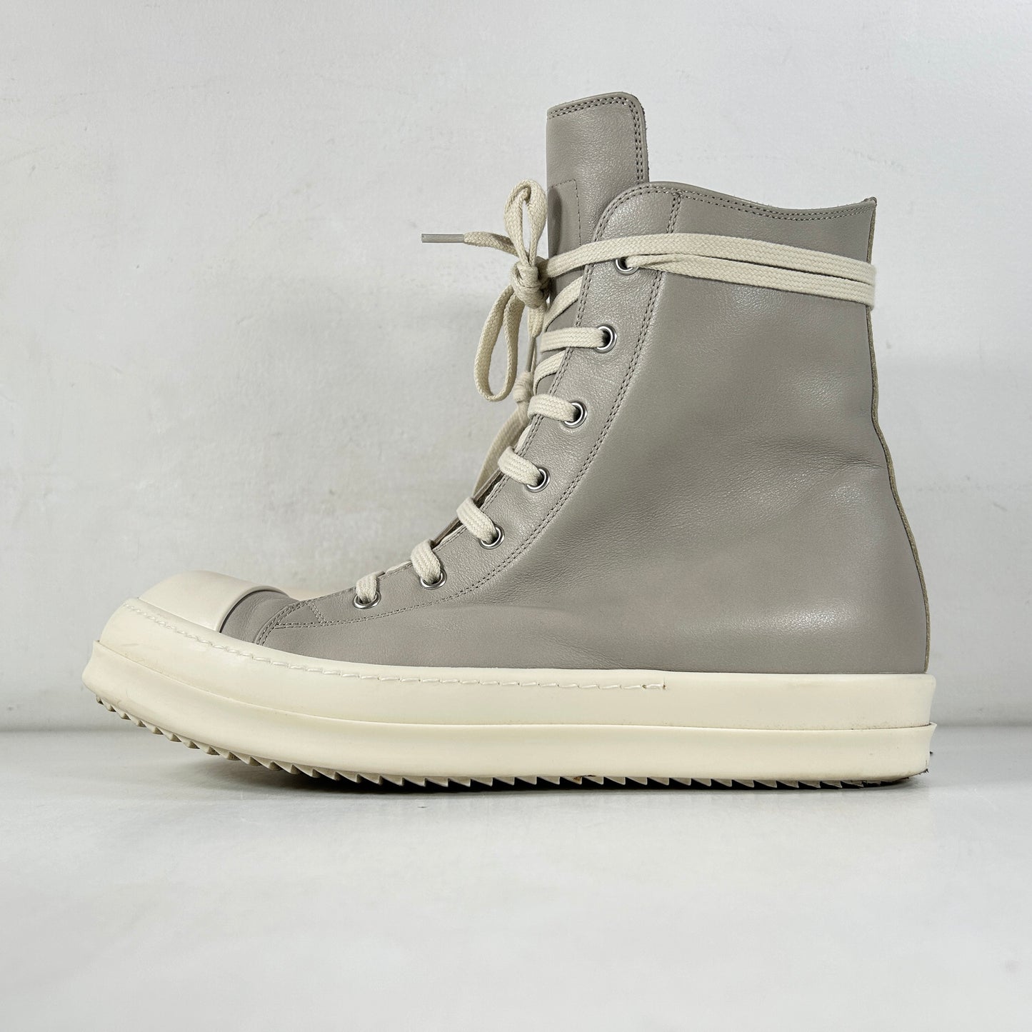 RU01D3890 LCO Rick Owens Men's Lido High Sneakers in Pearl Milk [USED] - 43 M (Used)