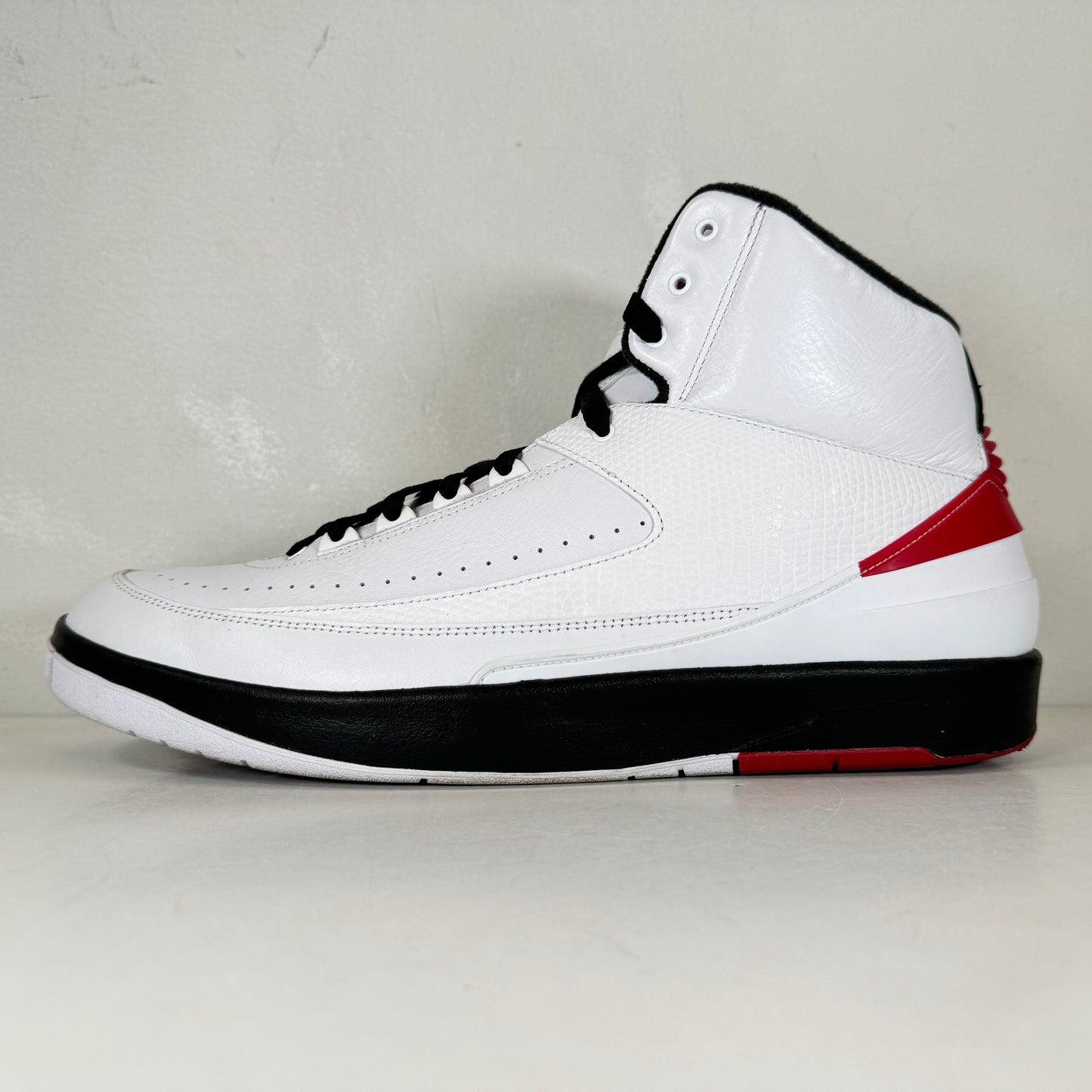 DX2454 106 Jordan 2 Retro OG Chicago (2022) [USED] - 15 M (Used)