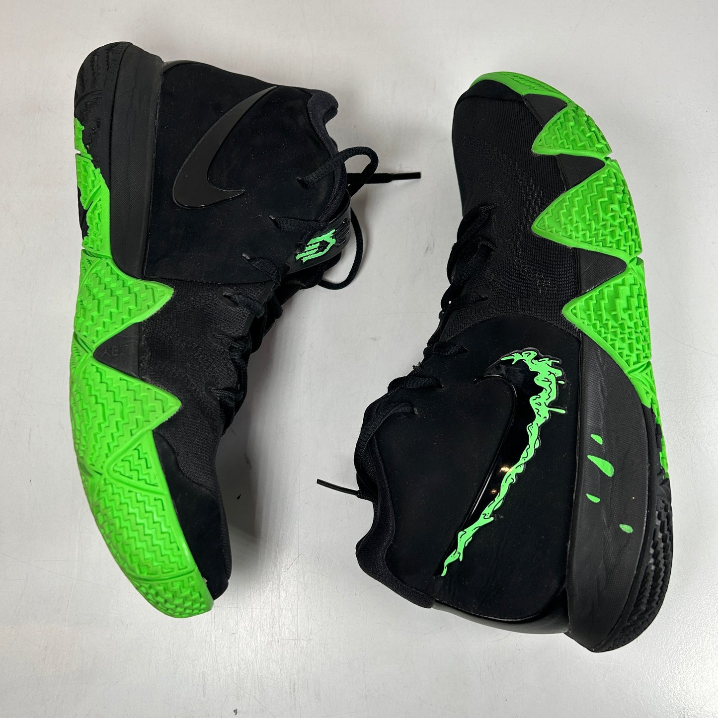 943806 012 Nike Kyrie 4 Halloween [USED] - 9.5 M (Used) (No Box)
