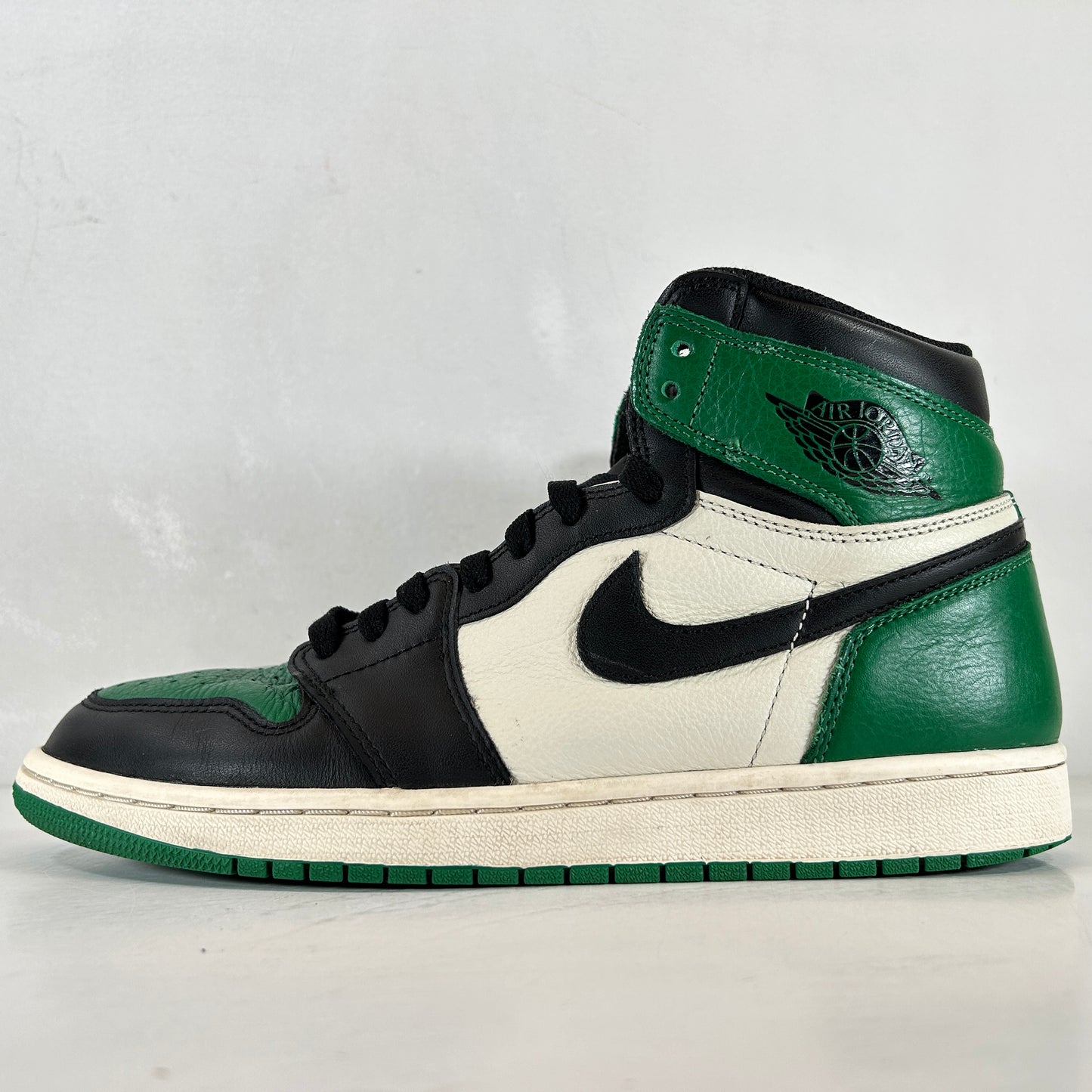 555088 302 Jordan 1 Retro High Pine Green [USED] - 10.5 M (Used)