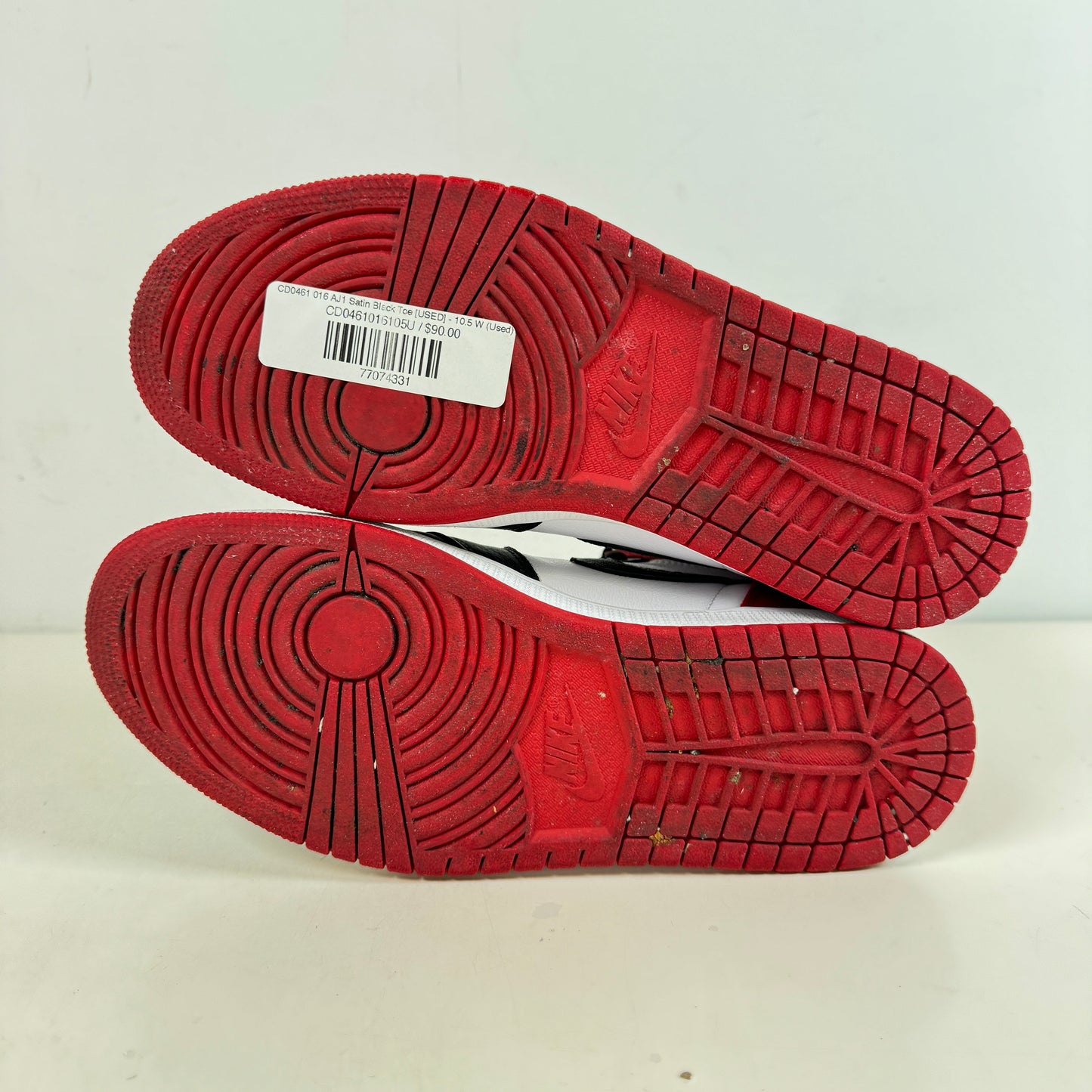 CD0461 016 AJ1 Satin Black Toe [USED] - 10.5 W (Used)
