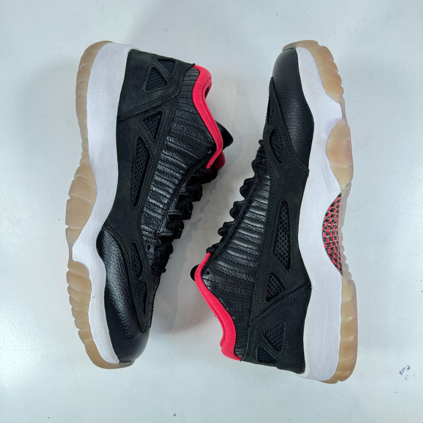 919712 023 Jordan 11 Retro Low IE Bred (2021) - 9 M (Used) (No Box)