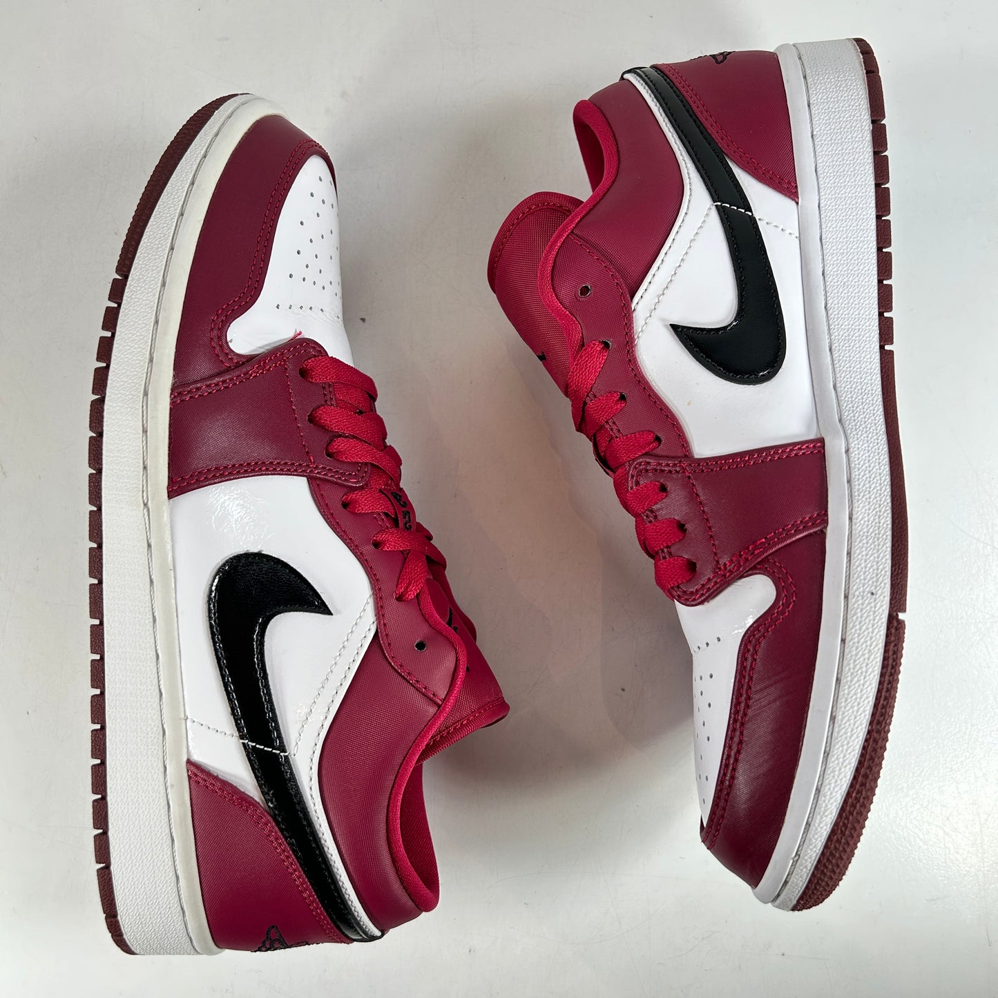 553558 604 Jordan 1 Low Noble Red [USED] - 9.5 M (Used)