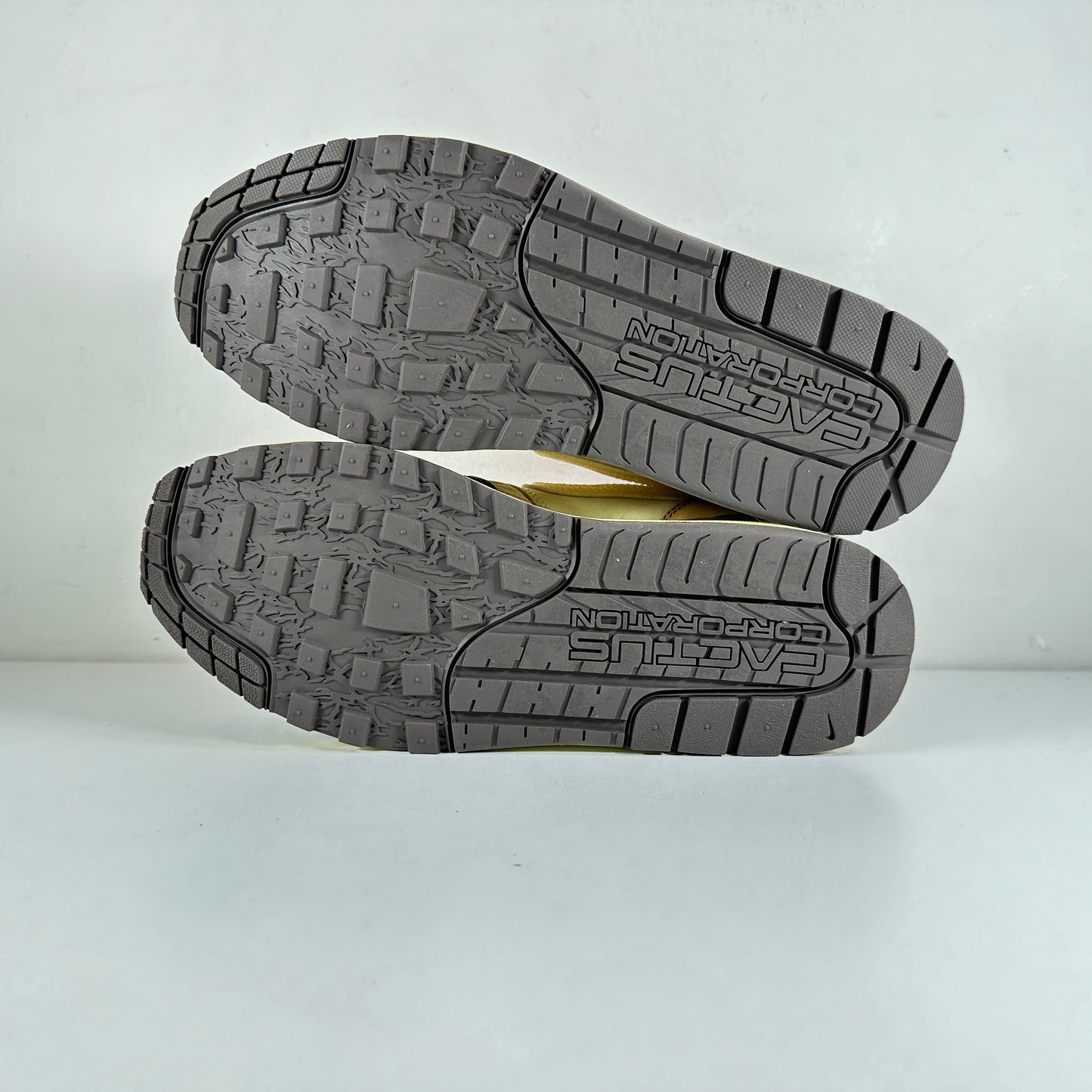 DO9392 200 Nike Air Max 1 Travis Scott Brown [USED] - 9 M (Used)