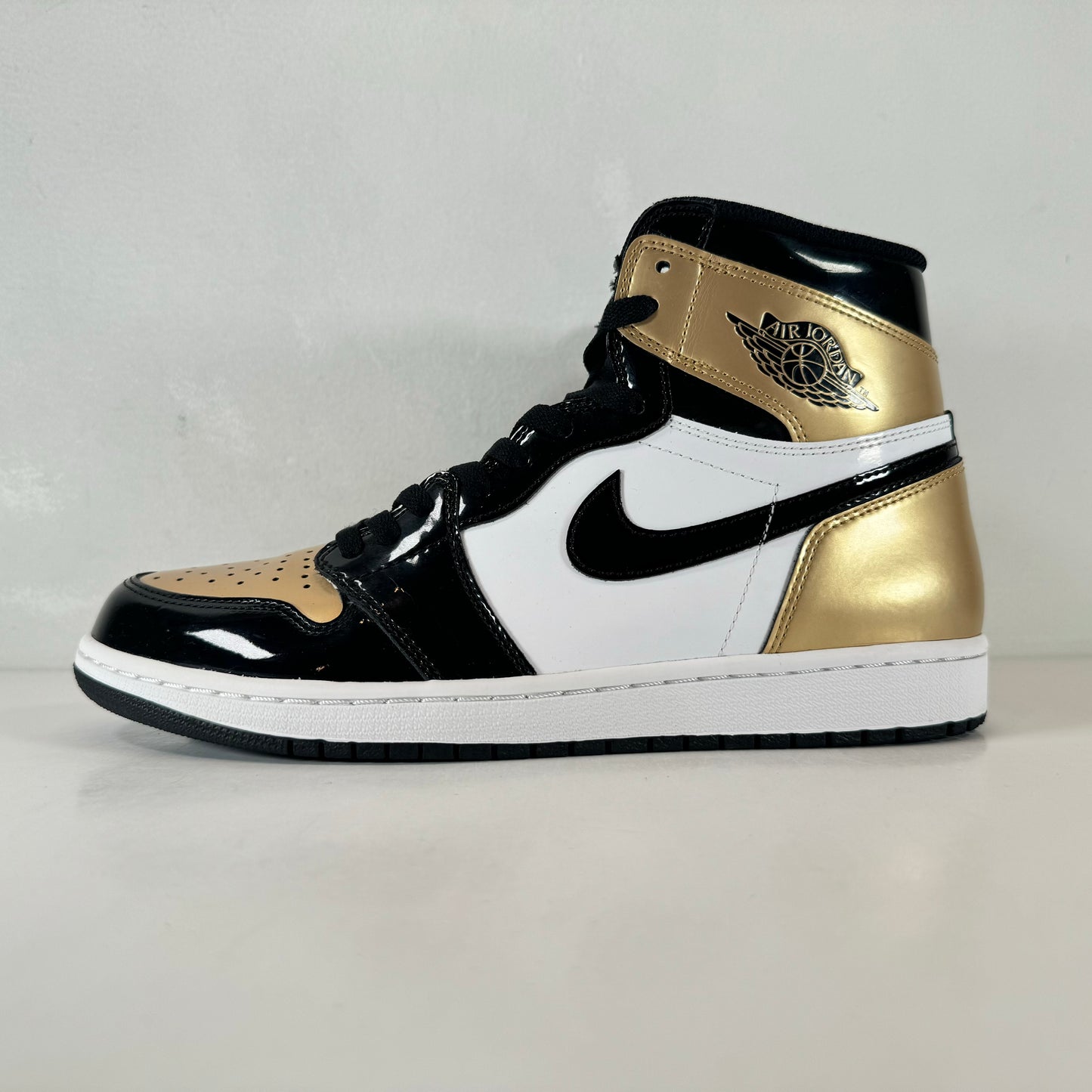 861428 007 Jordan 1 Retro High NRG Patent Gold Toe [USED] - 10.5 M (Used)