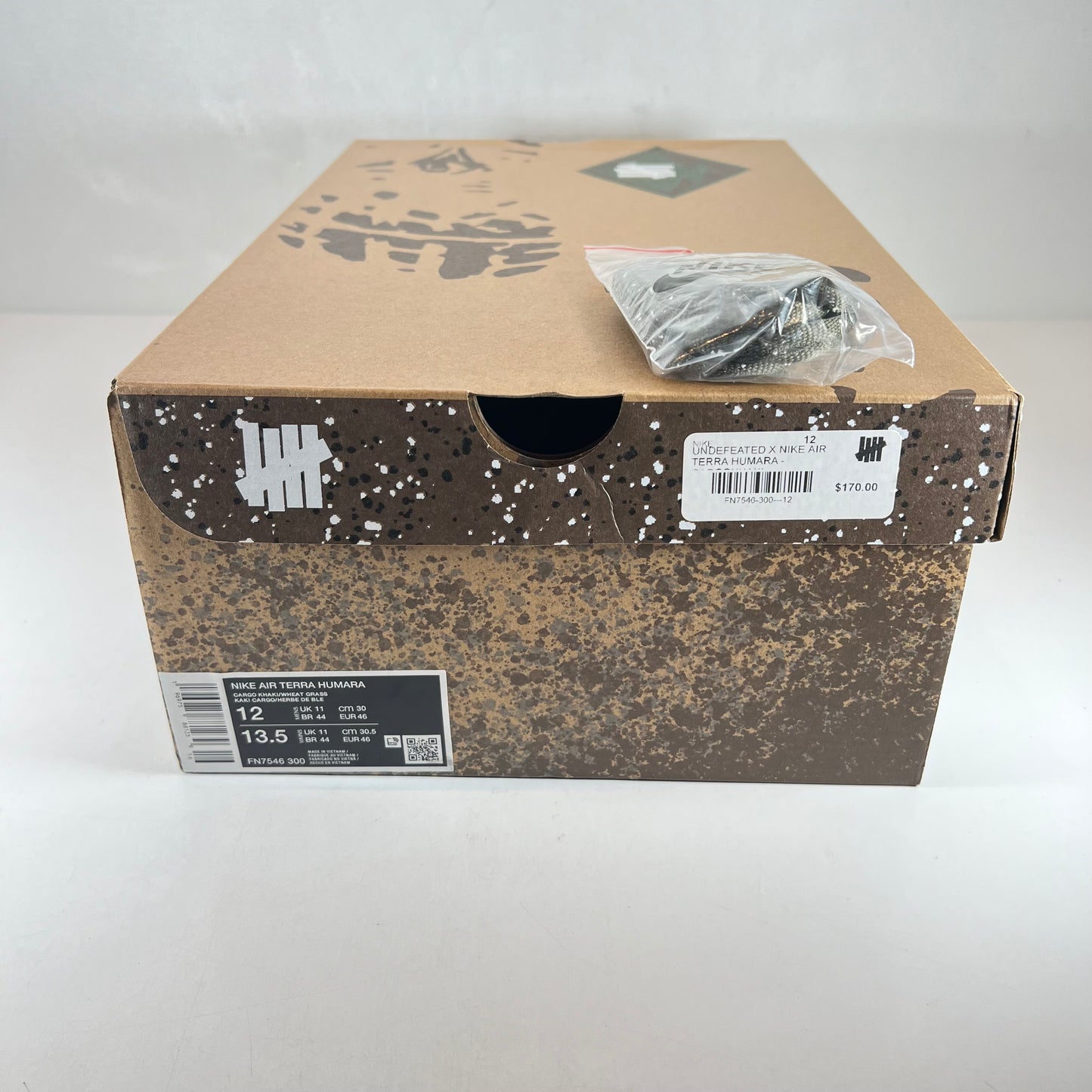 FN7546 300 Undefeated x Air Terra Humara 'Cargo Khaki' [USED] - 12 M (Used)