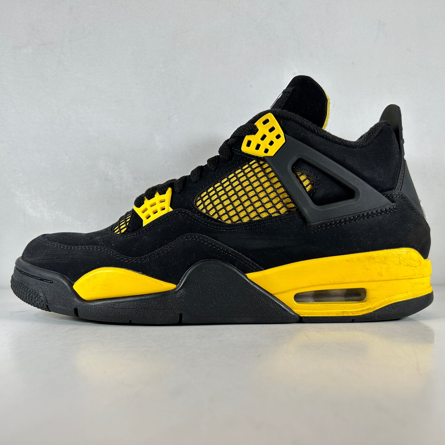 DH6927 017 Jordan 4 Retro Thunder [USED] - 9.5 M (Used)