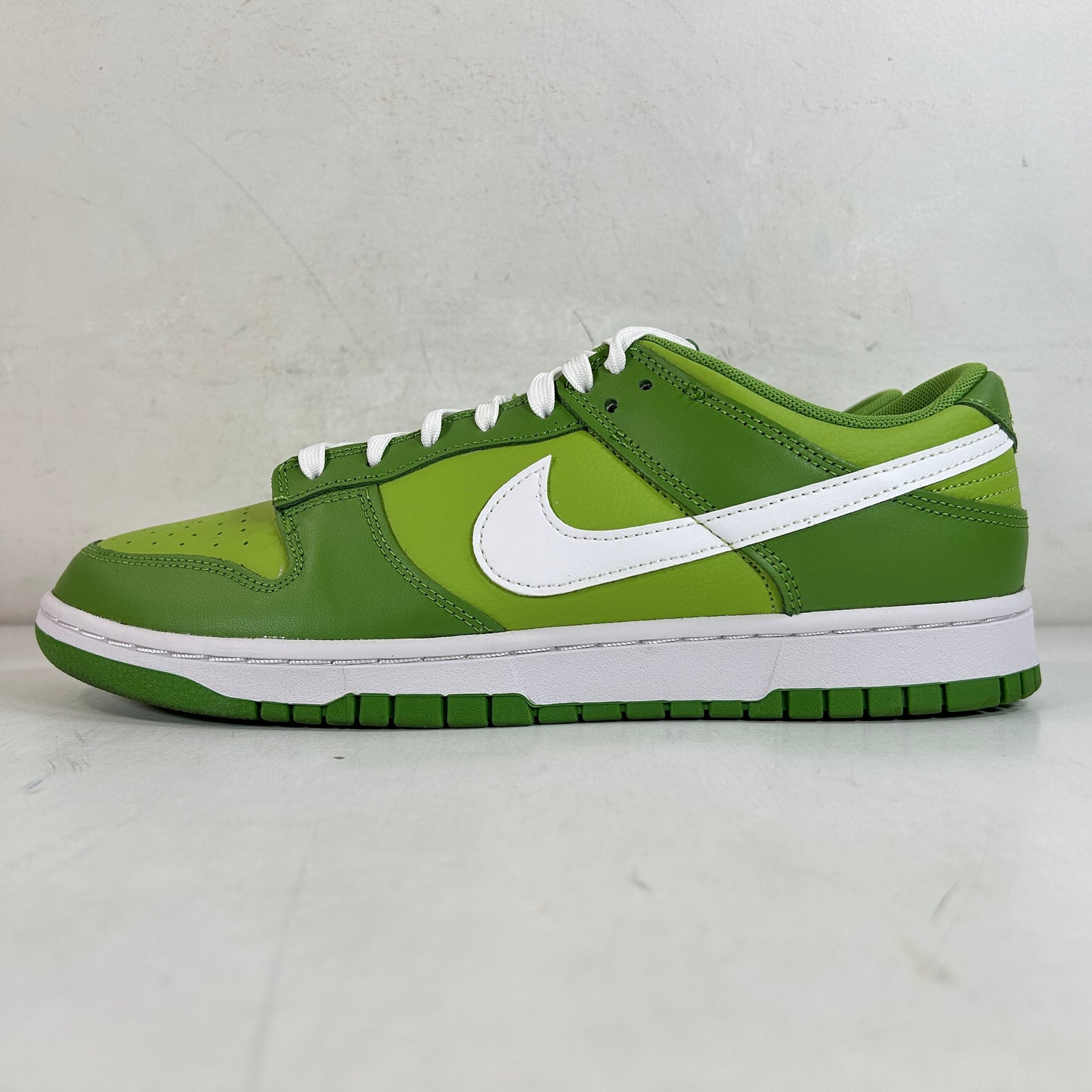 DJ6188 300 Nike Dunk Low Chlorophyll [USED] - 10.5 M (Used)