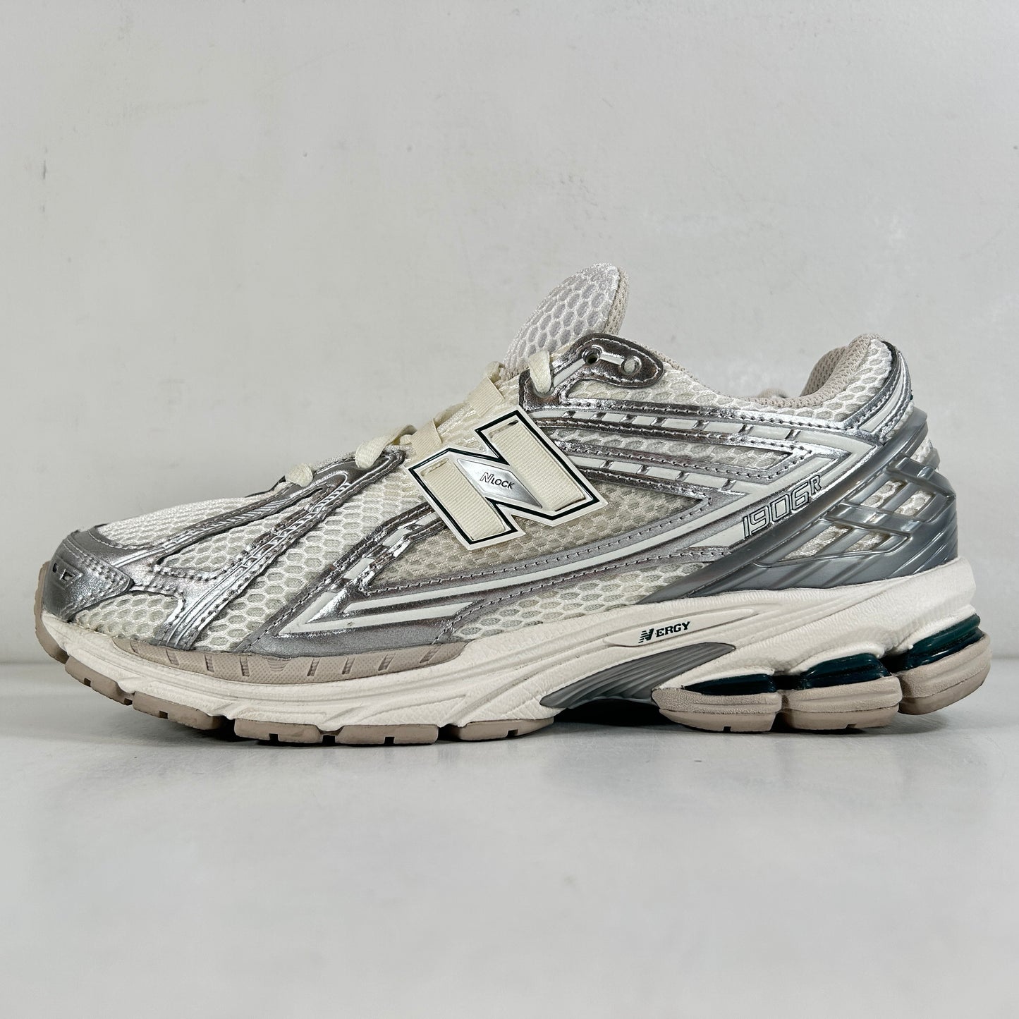 M1906REE New Balance 1906R Silver Metallic Sea Salt [USED] - 9.5 M (Used)